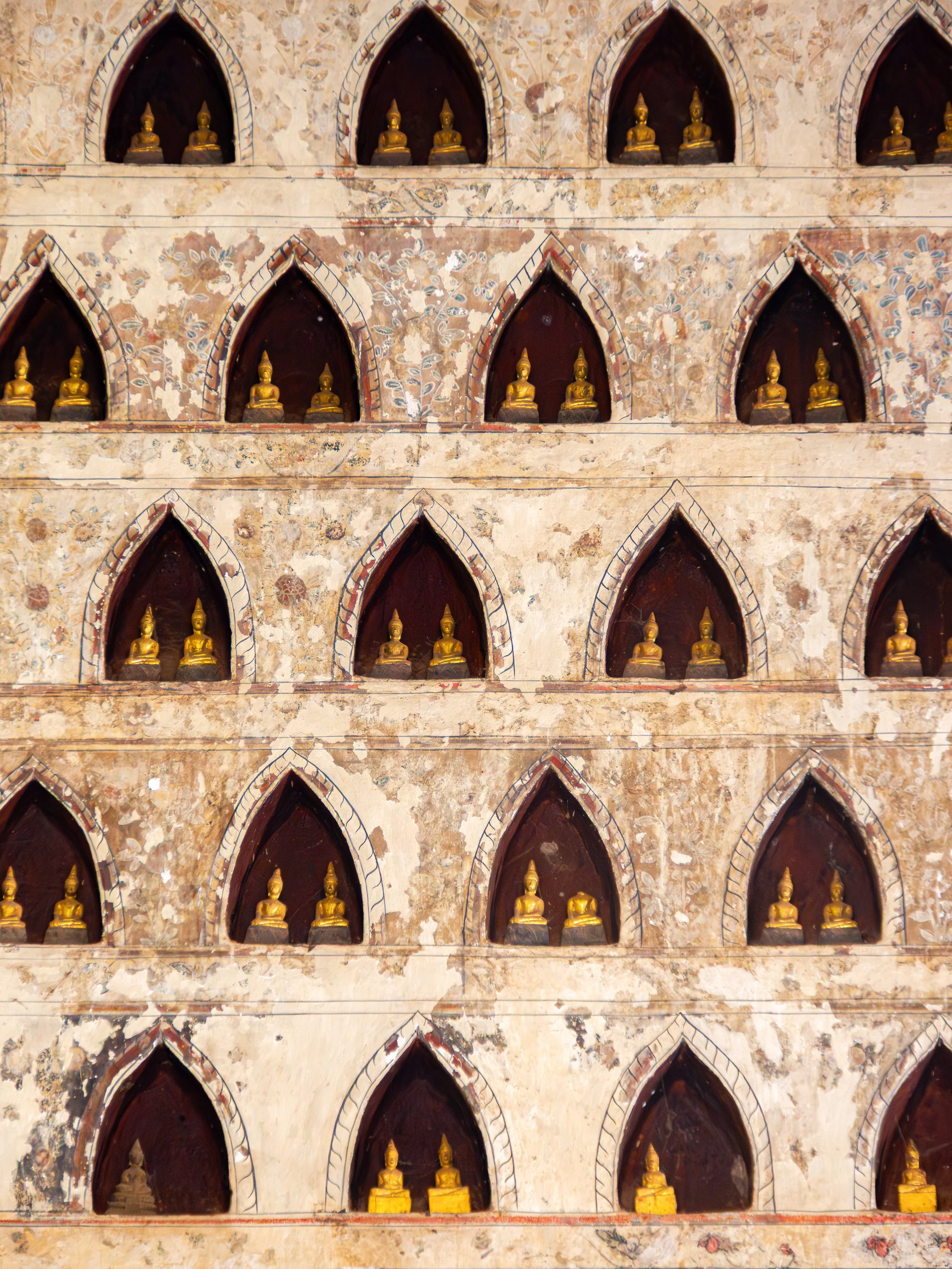 Solche Darstellungen erinnern Gläubige daran, dass Meditation, Achtsamkeit und innere Entwicklung zentrale Wege zur Erleuchtung sind.