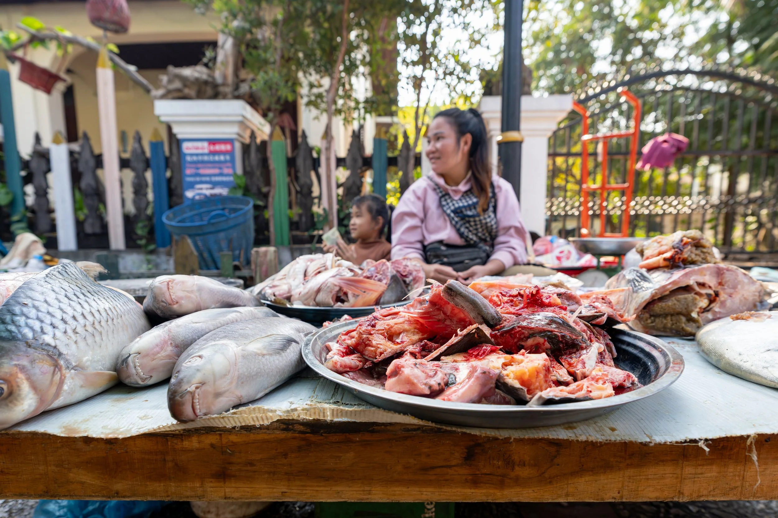 Der Morgenmarkt zeigt das authentische Alltagsleben der Stadt, wenn frische Lebensmittel direkt von Bauern und Fischern angeboten werden.