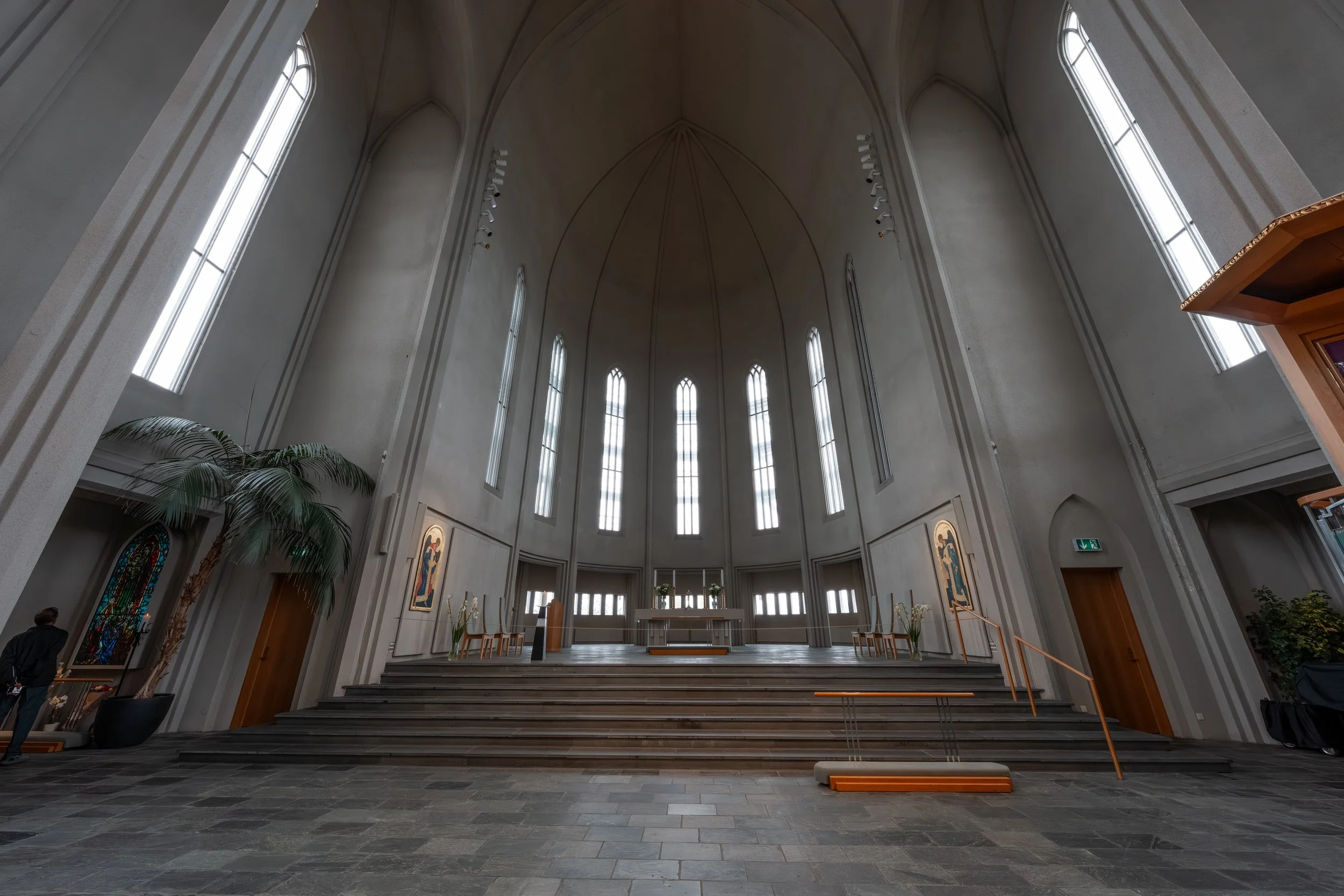 Der schlichte Altarraum spiegelt das nordische Design wider und lenkt den Fokus auf Licht, Raum und Ruhe statt auf ornamentalen Schmuck.