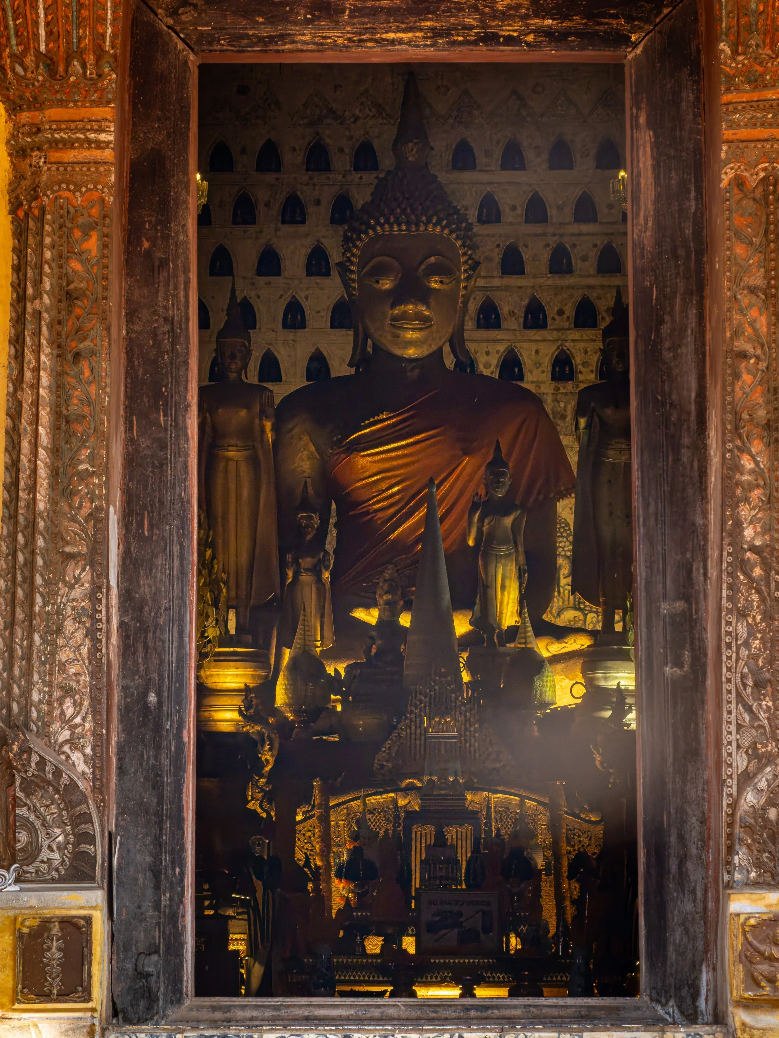 Die erhöhte Position der Buddhastatue symbolisiert spirituelle Überlegenheit und lädt Besucher dazu ein, in stiller Ehrfurcht zu verweilen.