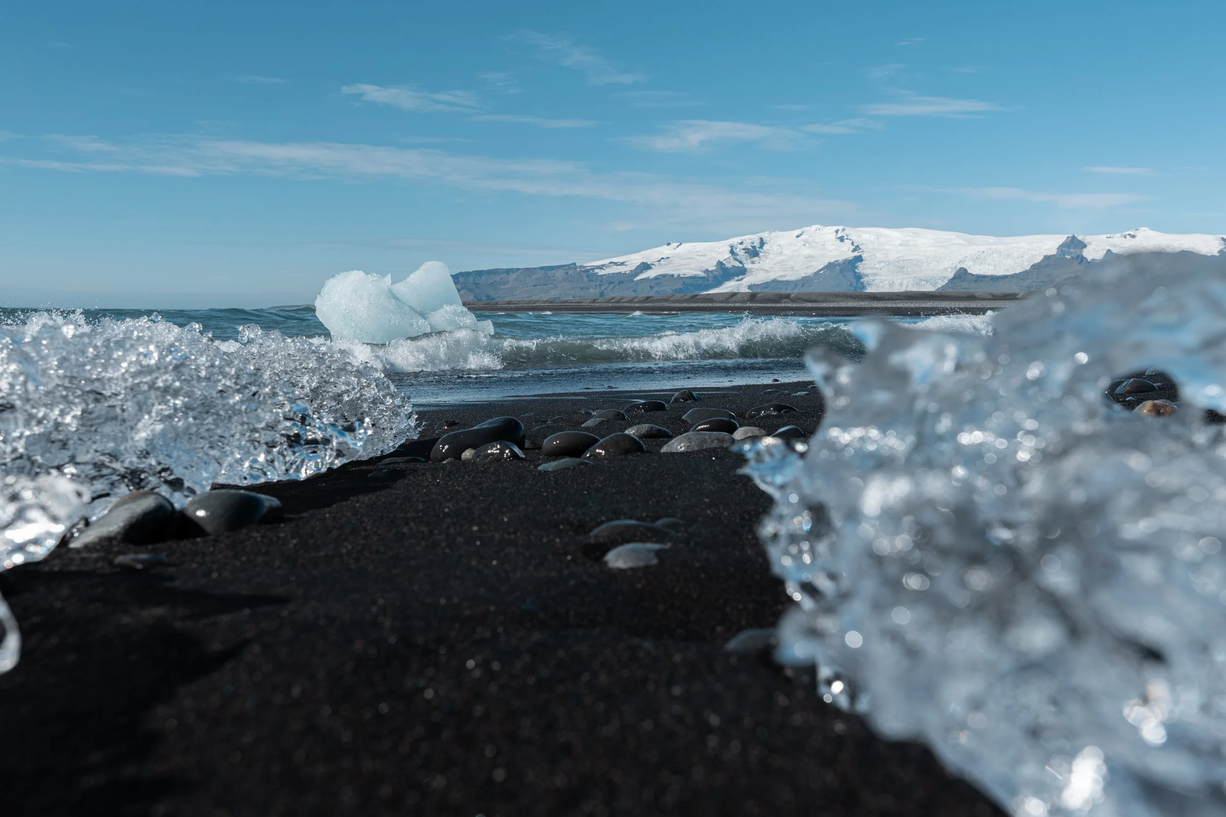 Ein Teil der Eisberge treibt aus der Lagune, welche Mitte des 20. Jahrhunderts durch den Rückzug des Gletschers entstand, ins Meer und wird an den schwarzen Sandstrand gespült, wo sie wie funkelnde Kristalle liegen bleiben. Heute ist der Strand als D