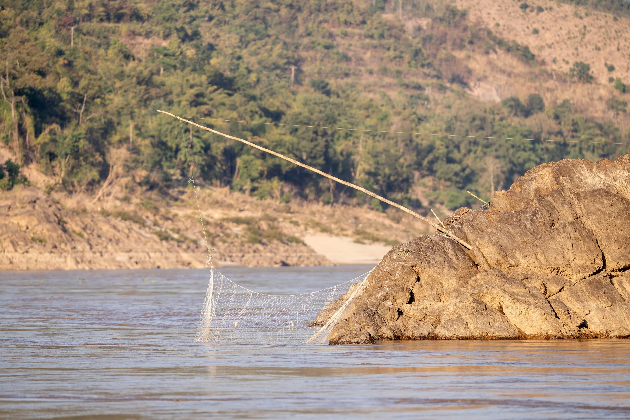 Fischer, Boote und Ufergärten prägen seit Generationen das alltägliche Bild entlang des Flusses.