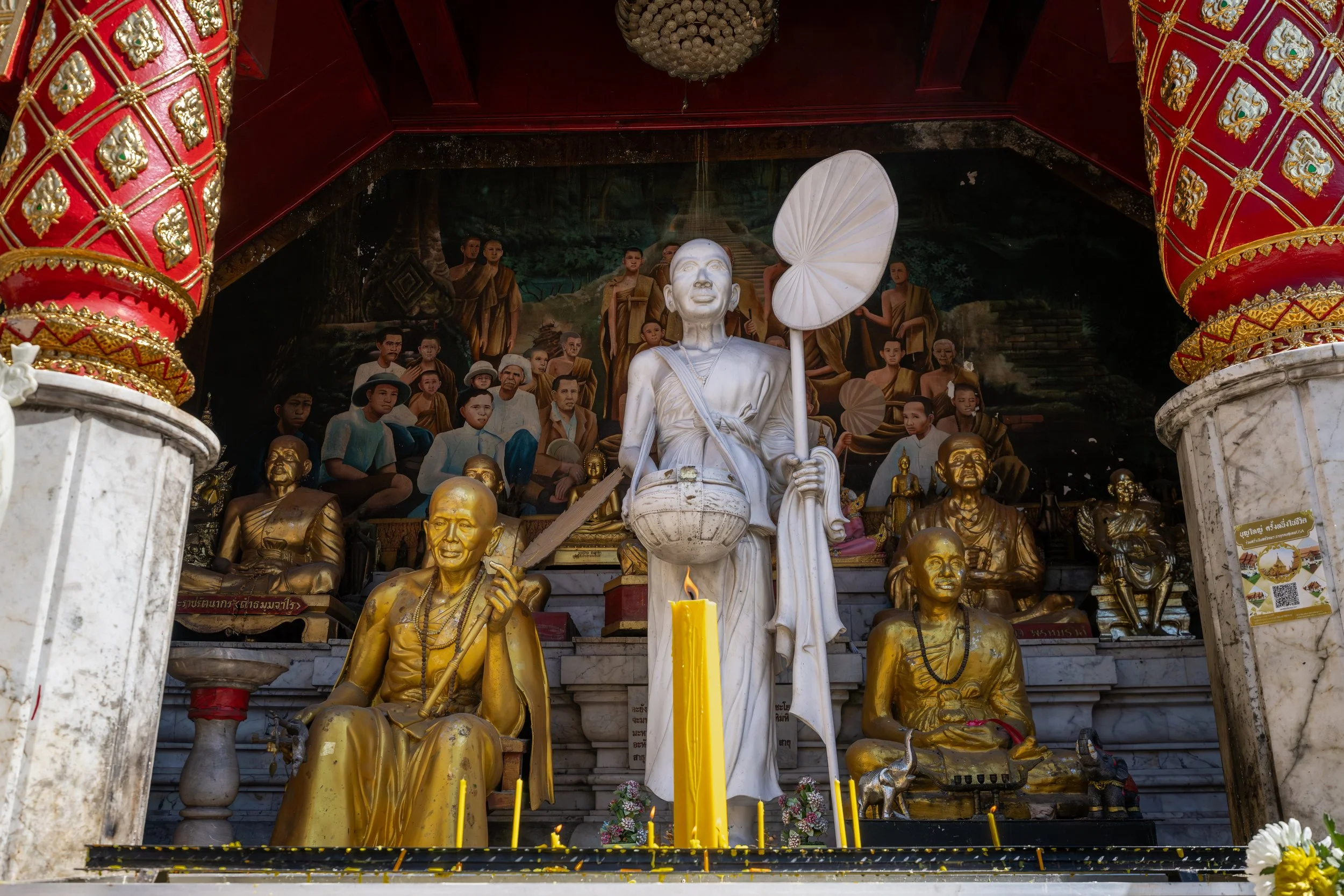 Kerzen und Räucherwerk gehören zu den klassischen Opfergaben und symbolisieren Licht, Reinheit und geistige Klarheit.