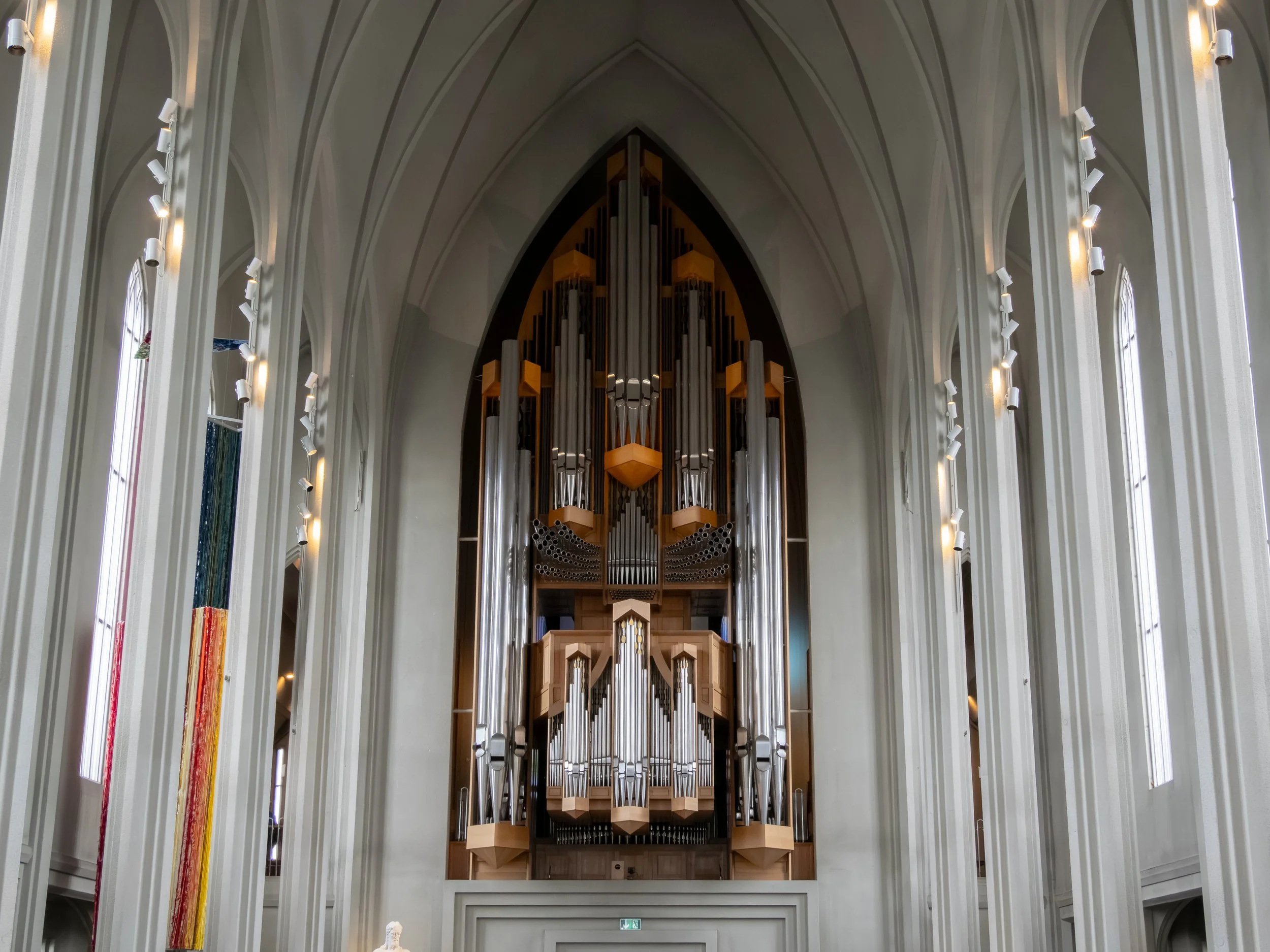 Die große Pfeifenorgel zählt zu den größten des Landes und bestimmt mit ihrem kraftvollen Klang den weitläufigen Kirchenraum.
