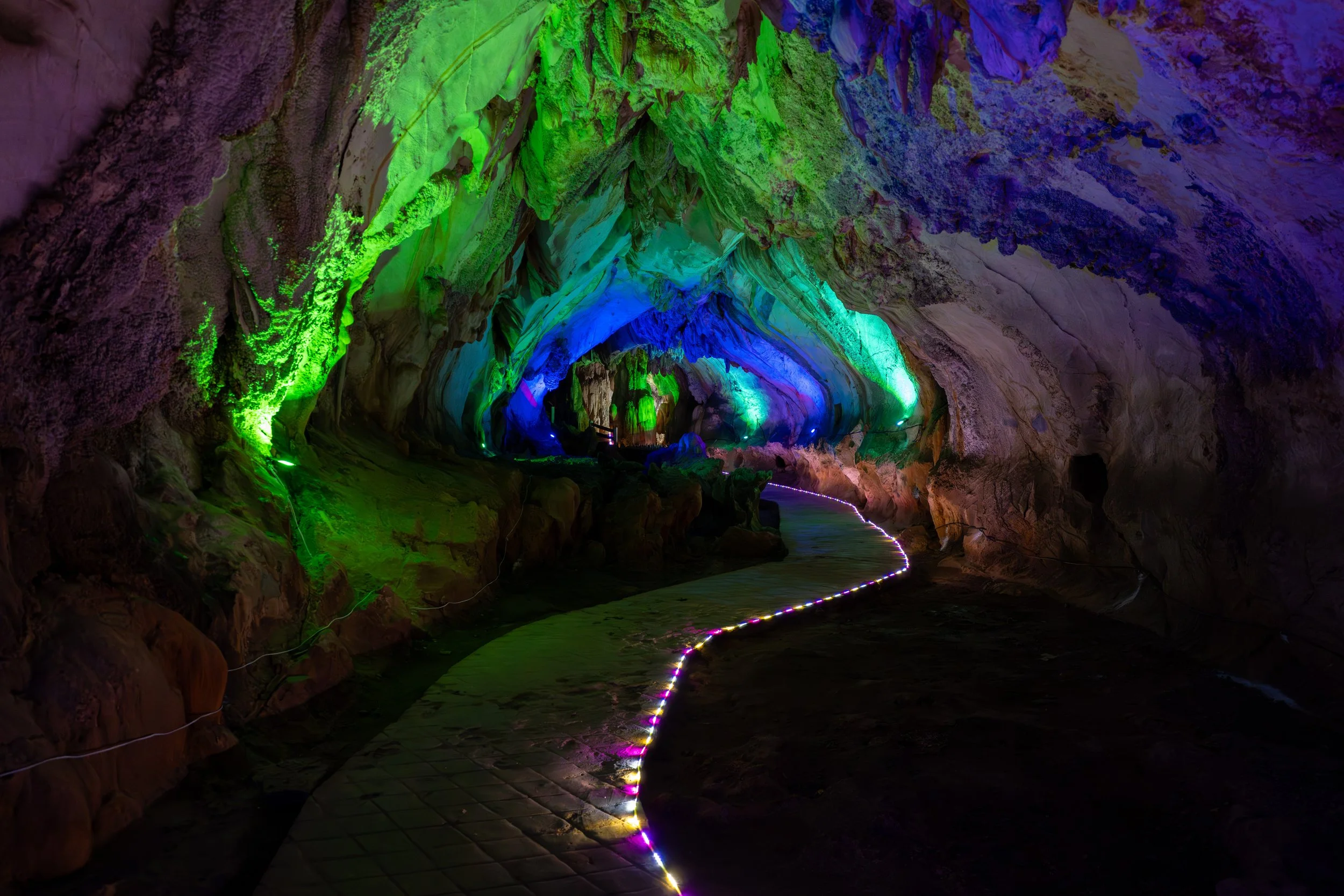 Im Inneren beeindruckt sie mit großen Kalksteinformationen, die über Jahrtausende durch Wasser geformt wurden.