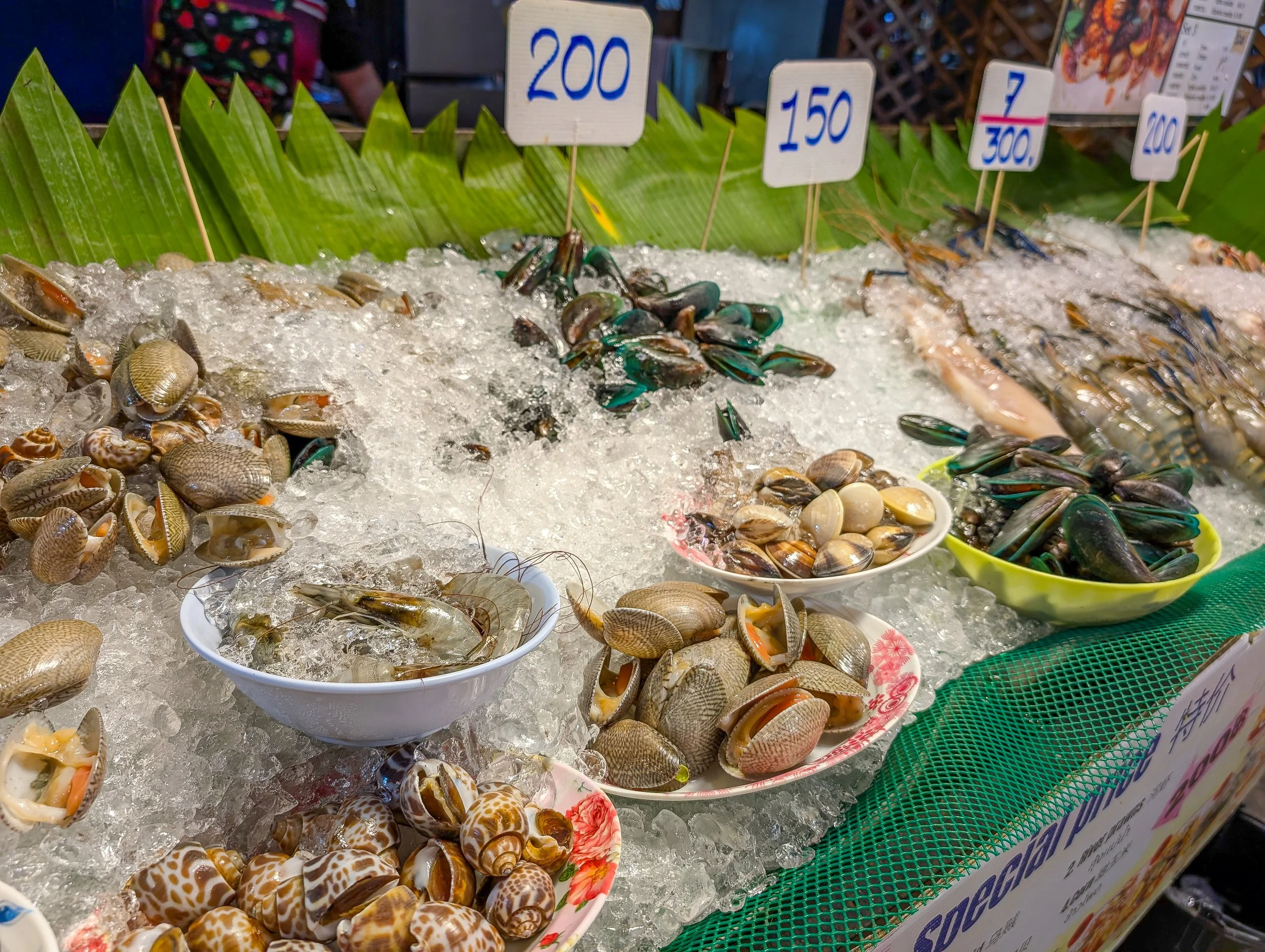 Die Garküchen und Stände auf dem Nachtmarkt von Chiang Mai bieten eine lebendige Mischung aus Farben, Düften und Geschmäckern und spiegeln die kulinarische Vielfalt Nordthailands wider. Besucher können hier lokale Spezialitäten probieren und die Kult