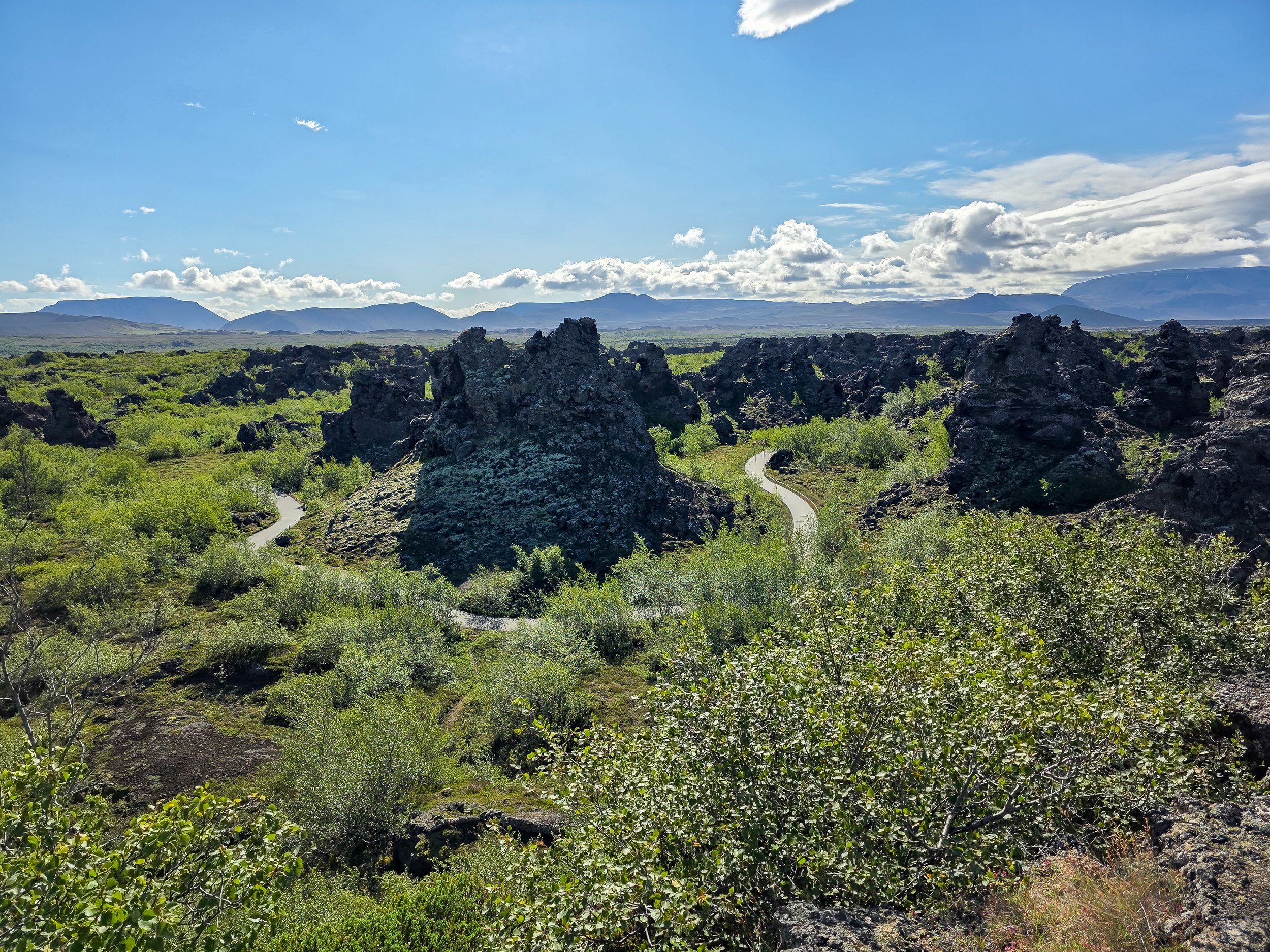 Dimmuborgir ist ein Lavafeld im Myvatn-Gebiet, dessen bizarr geformte Felsbögen und Türme durch einen Vulkanausbruch vor rund 2.300 Jahren entstanden sind.