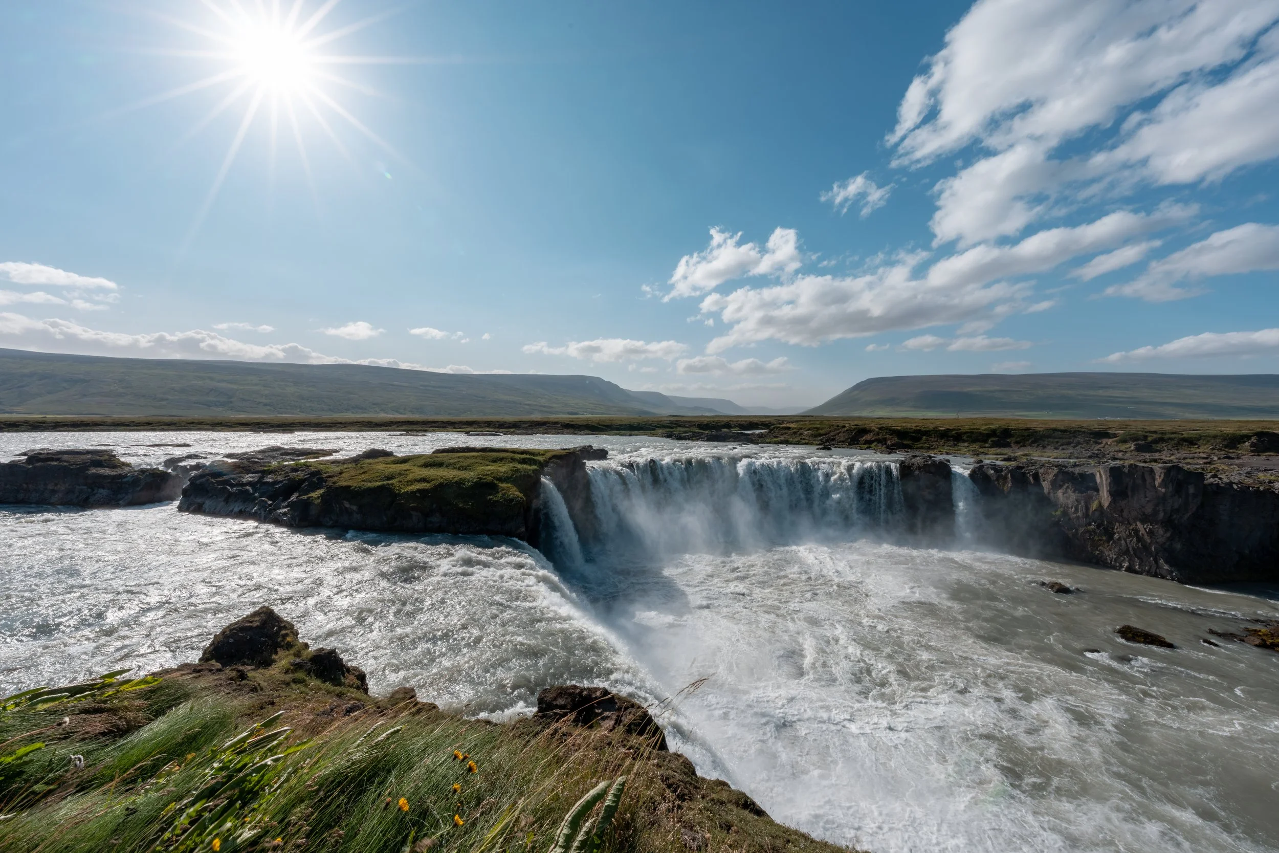 Sein Name „Wasserfall der Götter“ geht auf eine Legende aus dem Jahr 1000 zurück, als heidnische Götterbilder nach der Christianisierung Islands ins Wasser geworfen wurden.
