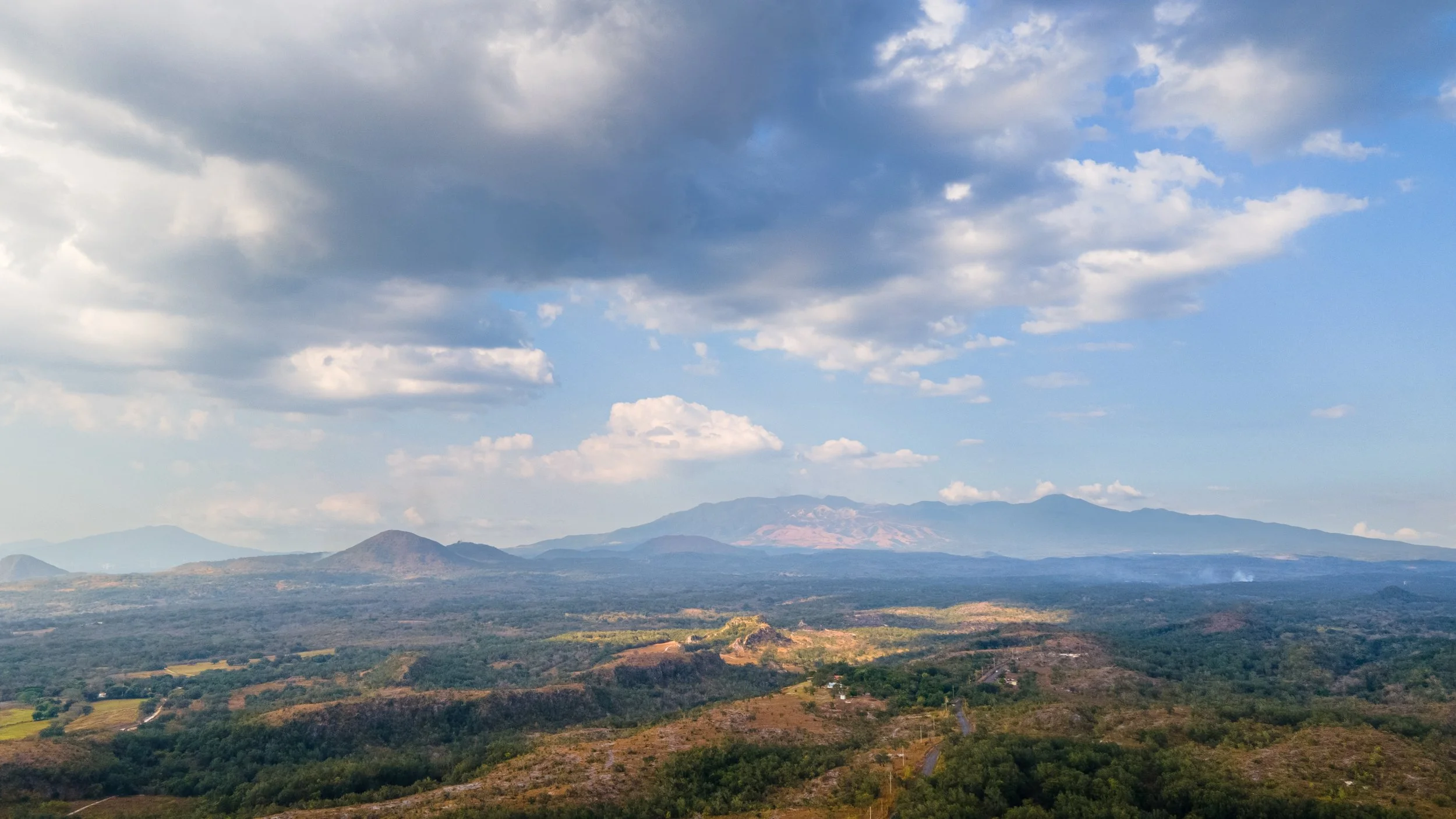 Die Region Rincón de la Vieja ist von einem aktiven Vulkan geprägt, dessen Hänge von dichtem tropischem Trocken- und Regenwald bedeckt sind.