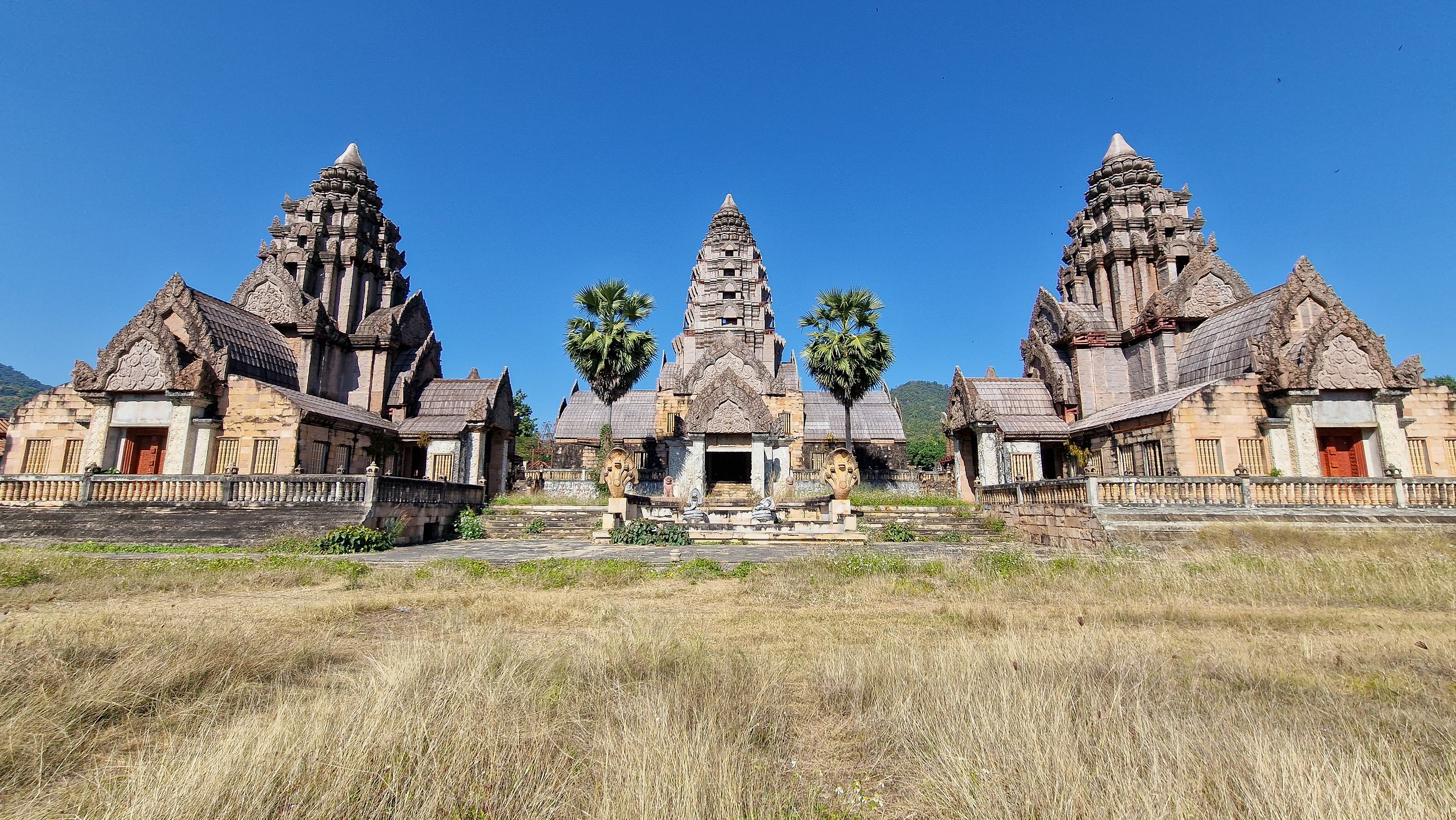 Neben den heißen Quellen erhebt sich ein unvollendetes Spa-Zentrum im Stil eines Khmer-Tempels. Die Bauarbeiten wurden während der Covid-Pandemie eingestellt, und seither verfallen die Mauern langsam – dennoch strahlt das imposante Gebäude noch immer
