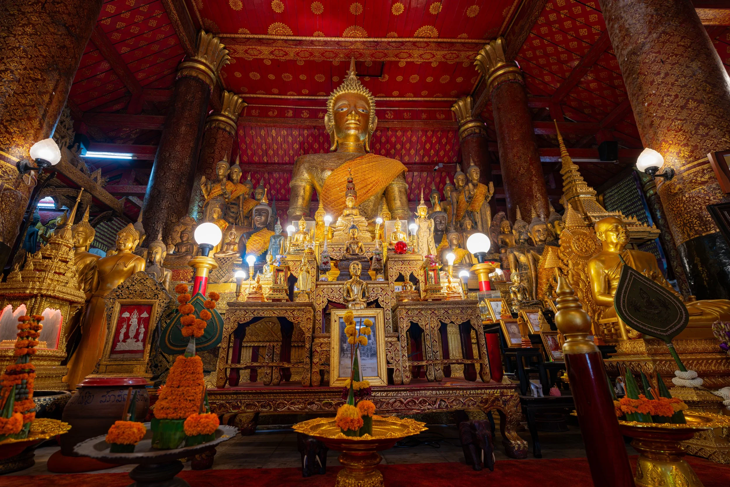 Im Inneren prägen goldene Reliefs und Wandverzierungen den Raum und spiegeln die enge Verbindung von Kunsthandwerk und buddhistischer Spiritualität wider.