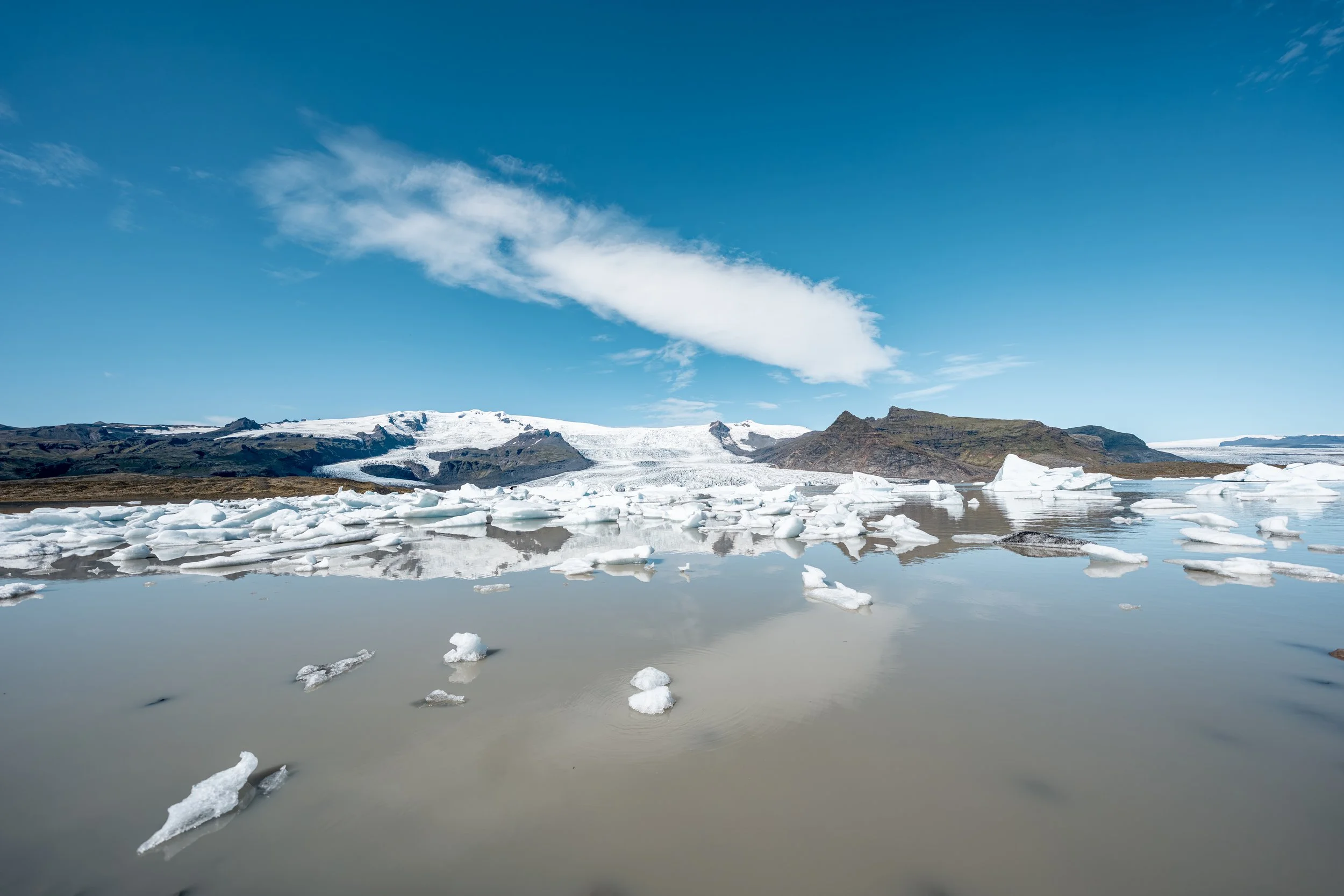 Der nahe liegende Breidarlon ist eine ruhige Gletscherlagune, die direkt vom Breidamerkurjökull gespeist wird und dessen Rückzug sichtbar macht.