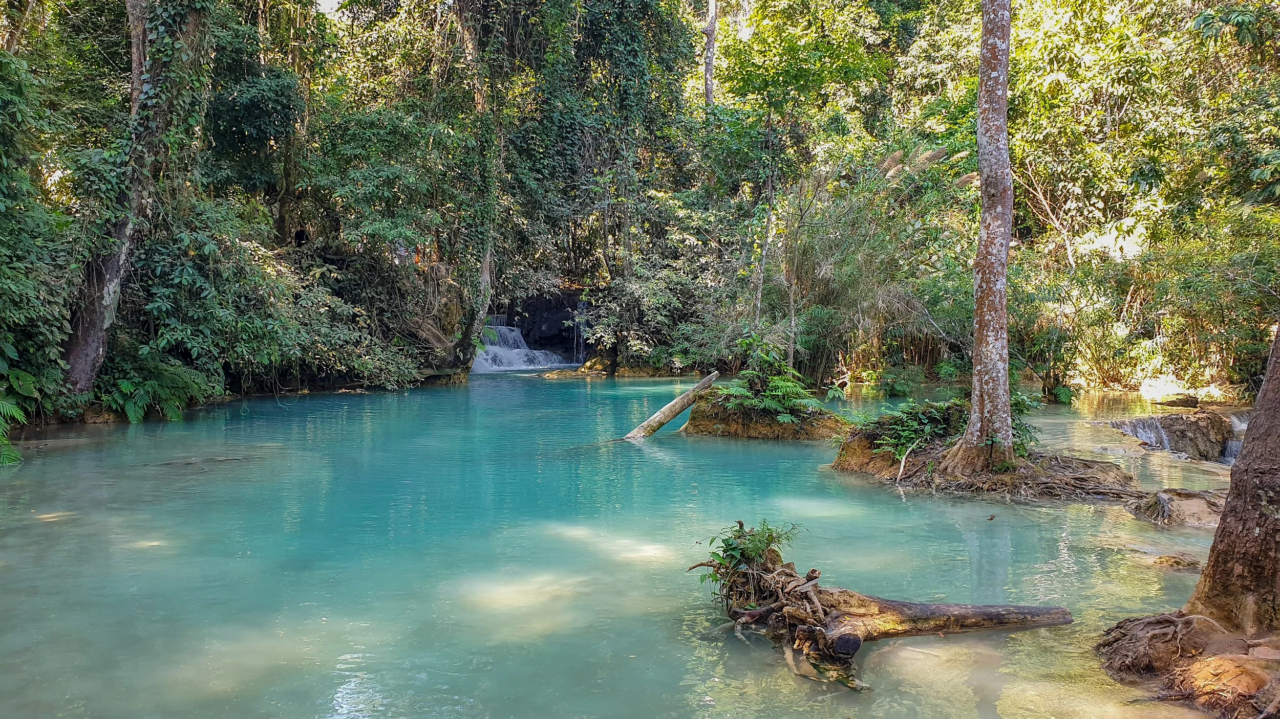 Die Farbe entsteht durch mineralhaltiges Wasser, das das Sonnenlicht besonders stark reflektiert.