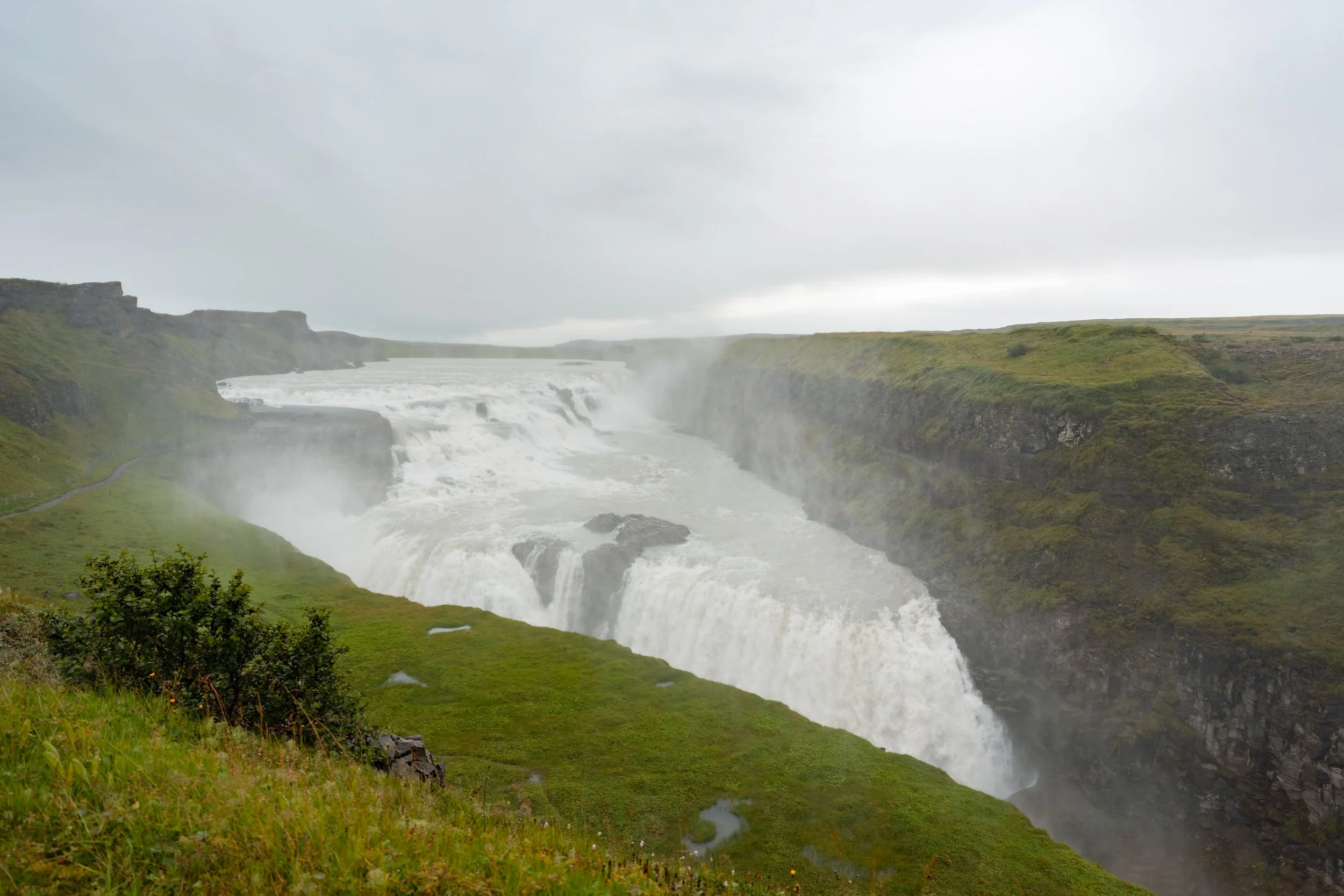 Der Gullfoss ist ein mächtiger Wasserfall im Südwesten Islands, dessen Wasser in zwei Stufen insgesamt rund 32 Meter in die Tiefe stürzt.