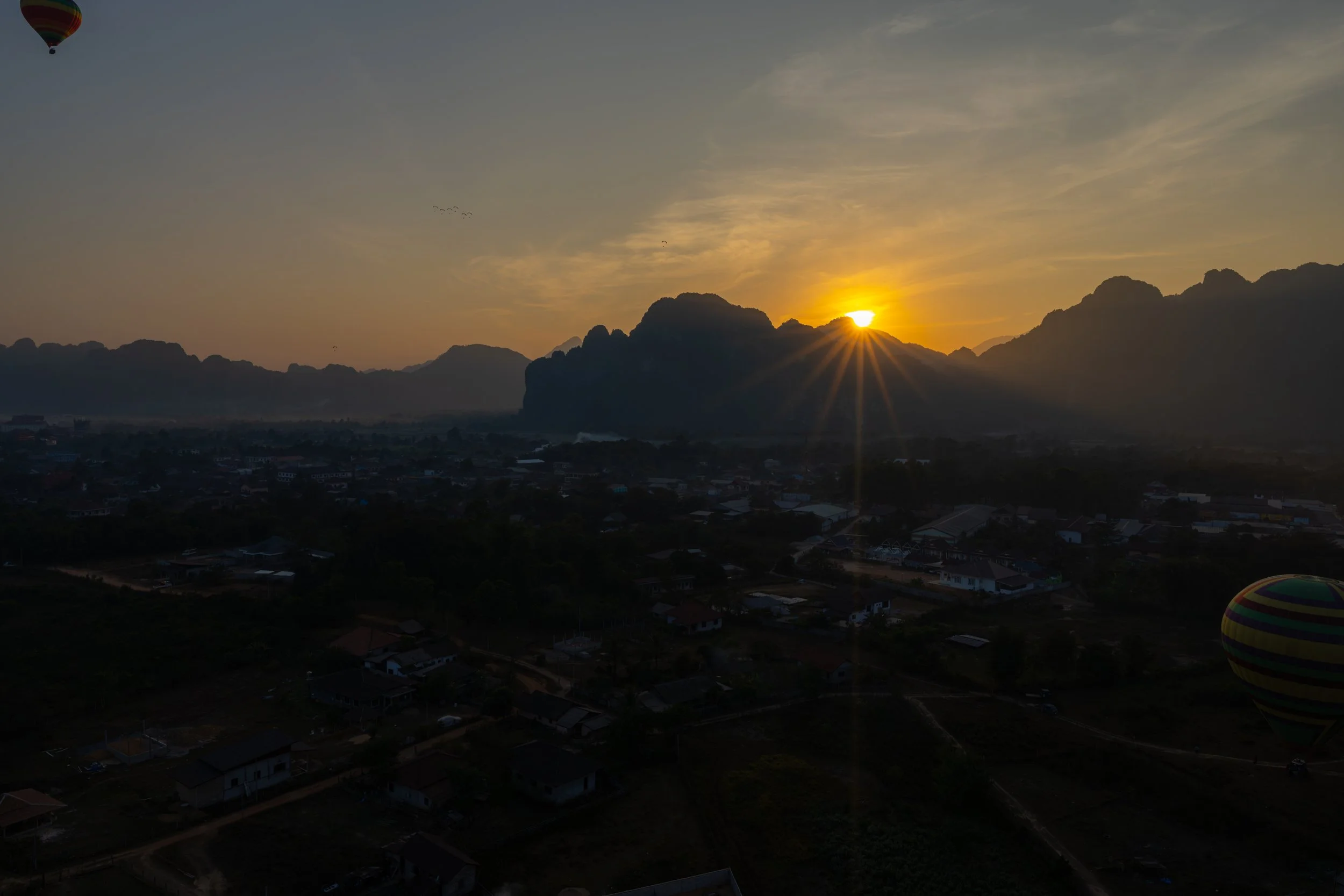 Die Fahrt über die Karstberge zeigt eindrucksvoll, warum Vang Vieng als Landschaftshighlight von Laos gilt.