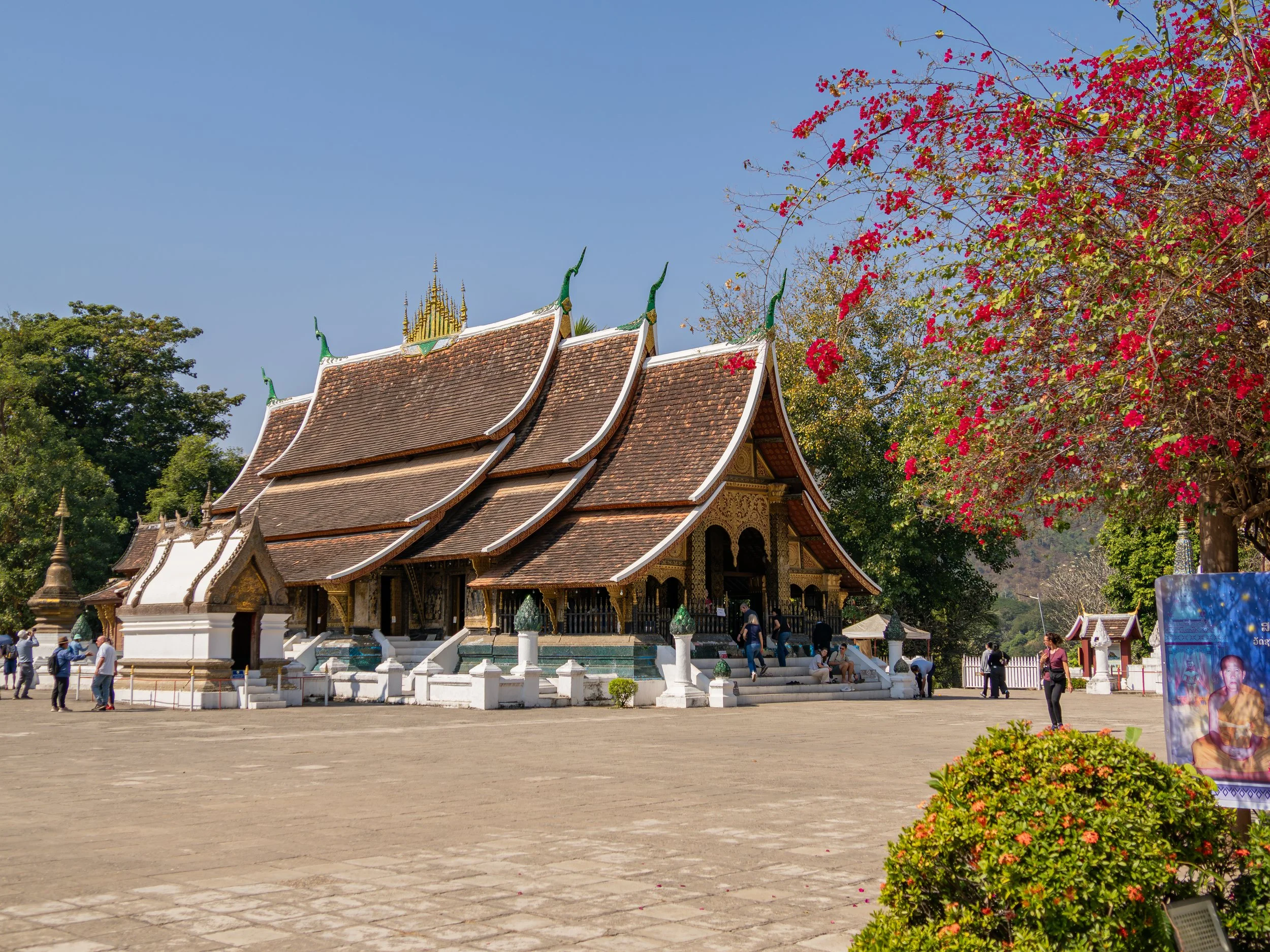 Wat Xieng Thong gilt als eines der wichtigsten buddhistischen Heiligtümer von Laos und als Meisterwerk laotischer Tempelarchitektur.