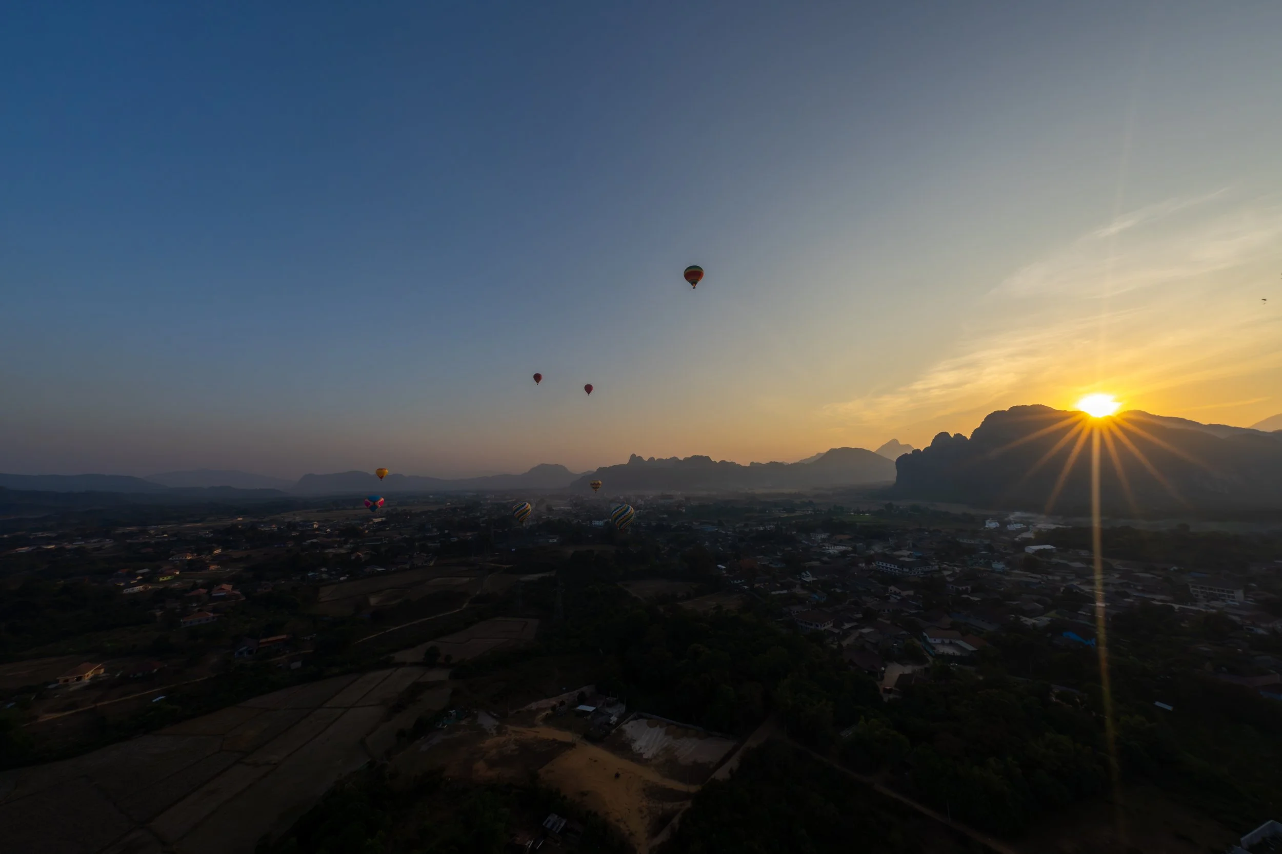 Die langsame Bewegung des Ballons vermittelt ein Gefühl von Ruhe über der sonst wilden Naturkulisse.