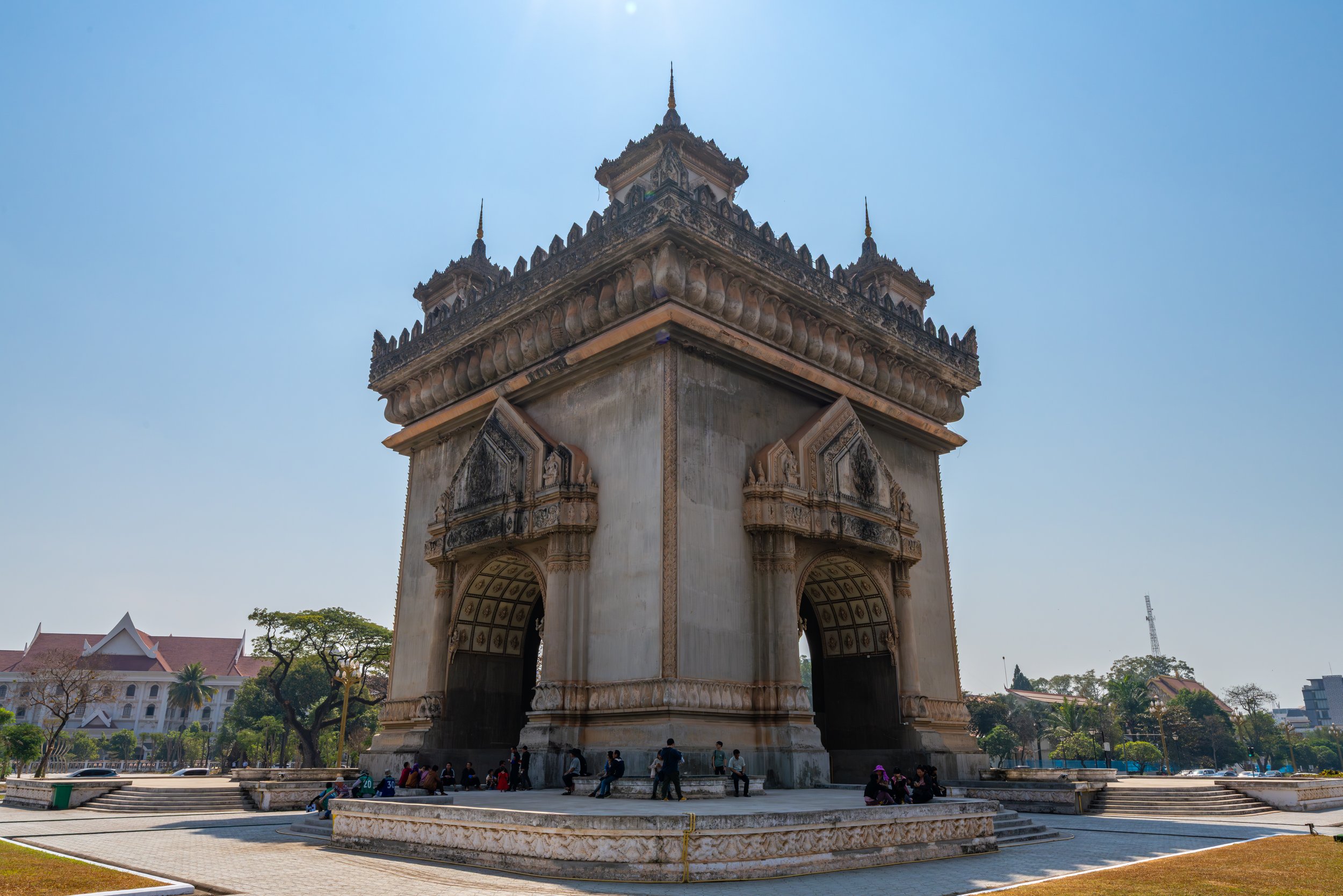 Das Patuxay wurde in den 1960er-Jahren als nationales Denkmal errichtet und erinnert an den Unabhängigkeitskampf von Laos. Seine Architektur verbindet europäische Triumphbogenformen mit traditionellen laotischen Ornamenten.