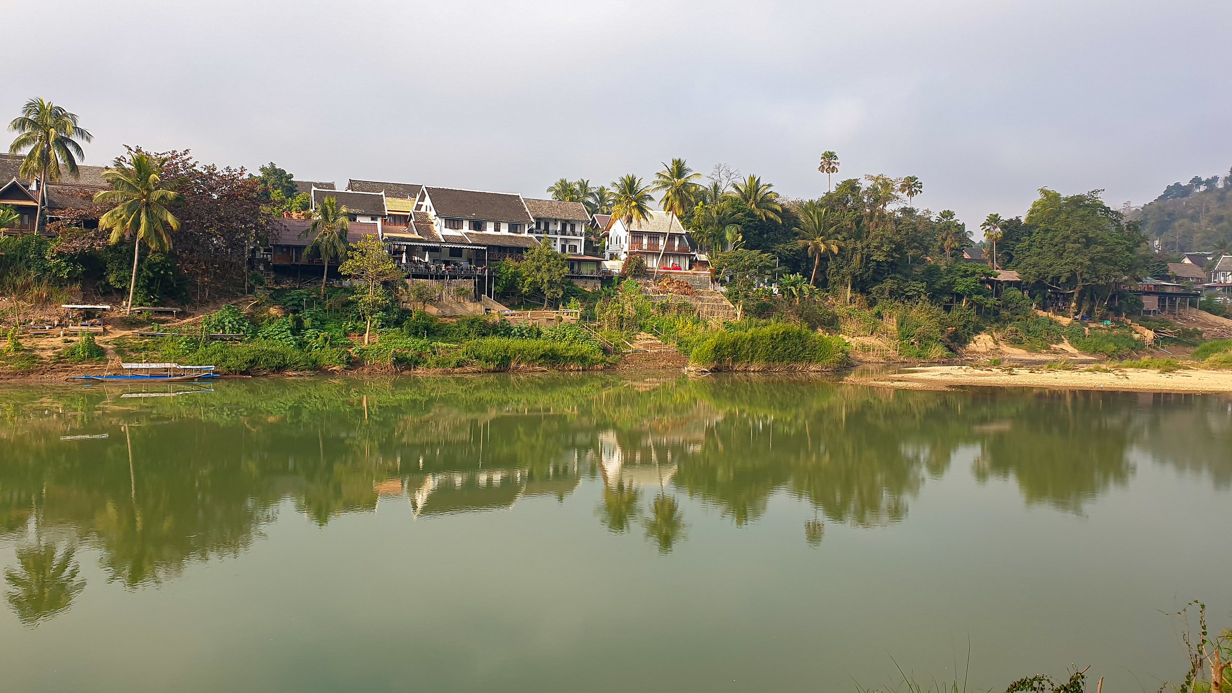 Der Mekong und der Nam Khan prägen mit ihrer ruhigen Strömung das Landschaftsbild und bilden die natürliche Lebensader der Stadt.