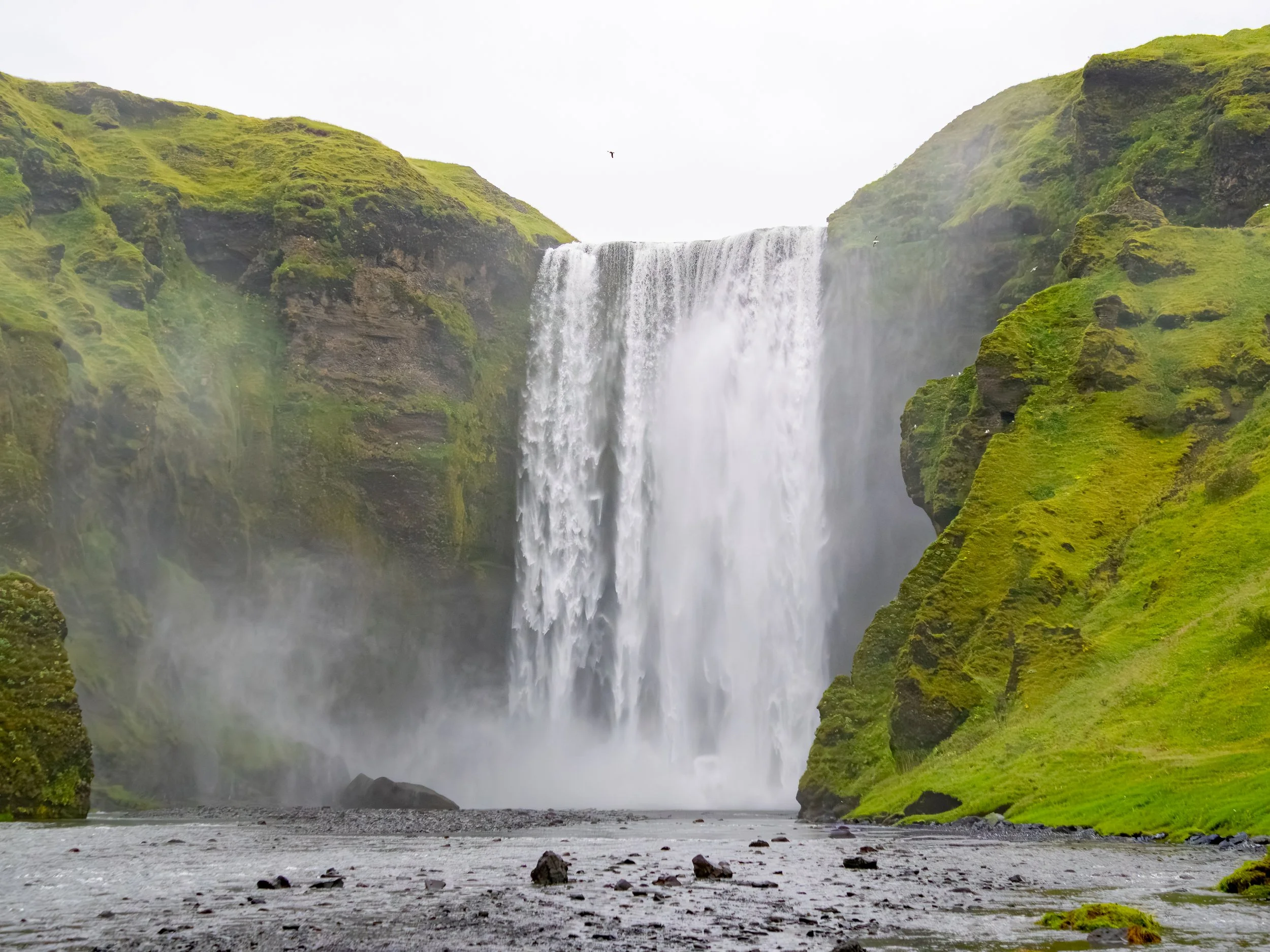 Der Skogafoss ist einer der größten Wasserfälle Islands, rund 60 Meter hoch und 25 Meter breit, und stürzt mit beeindruckender Kraft in die Tiefe.