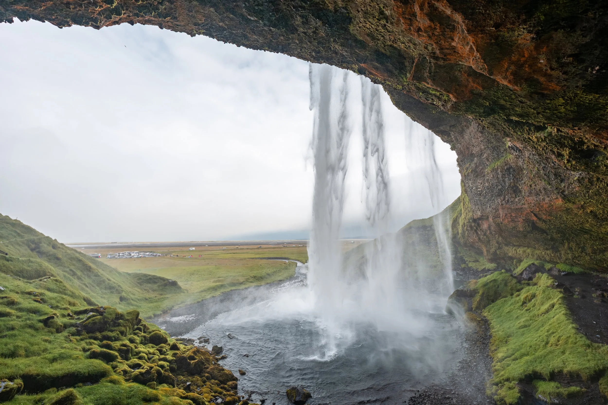 Ein Rundweg hinter dem Wasserfall eröffnet einen einzigartigen Blick durch die Wassermassen auf die umliegende Umgebung.