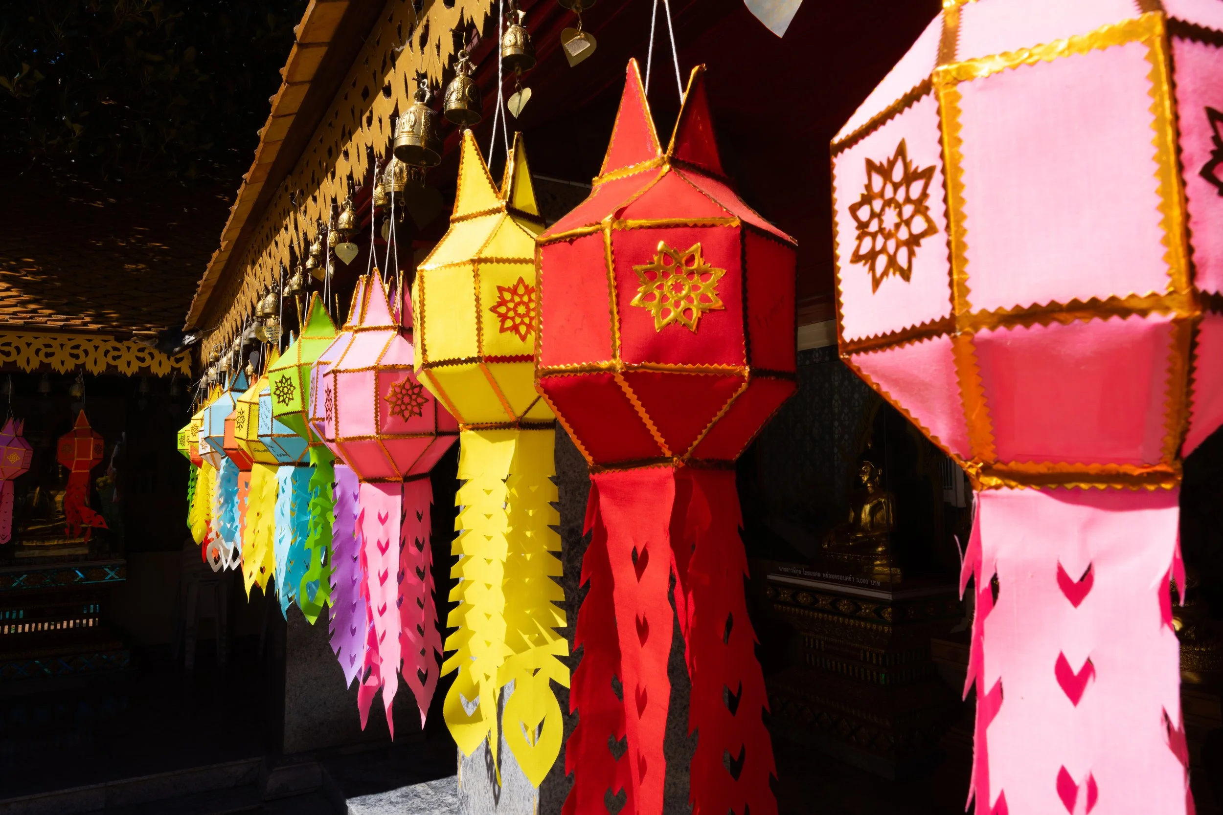 Diese lampenförmigen Girlanden aus Stoff sind typische Tempeldekorationen und symbolisieren Licht, Segen und Schutz.