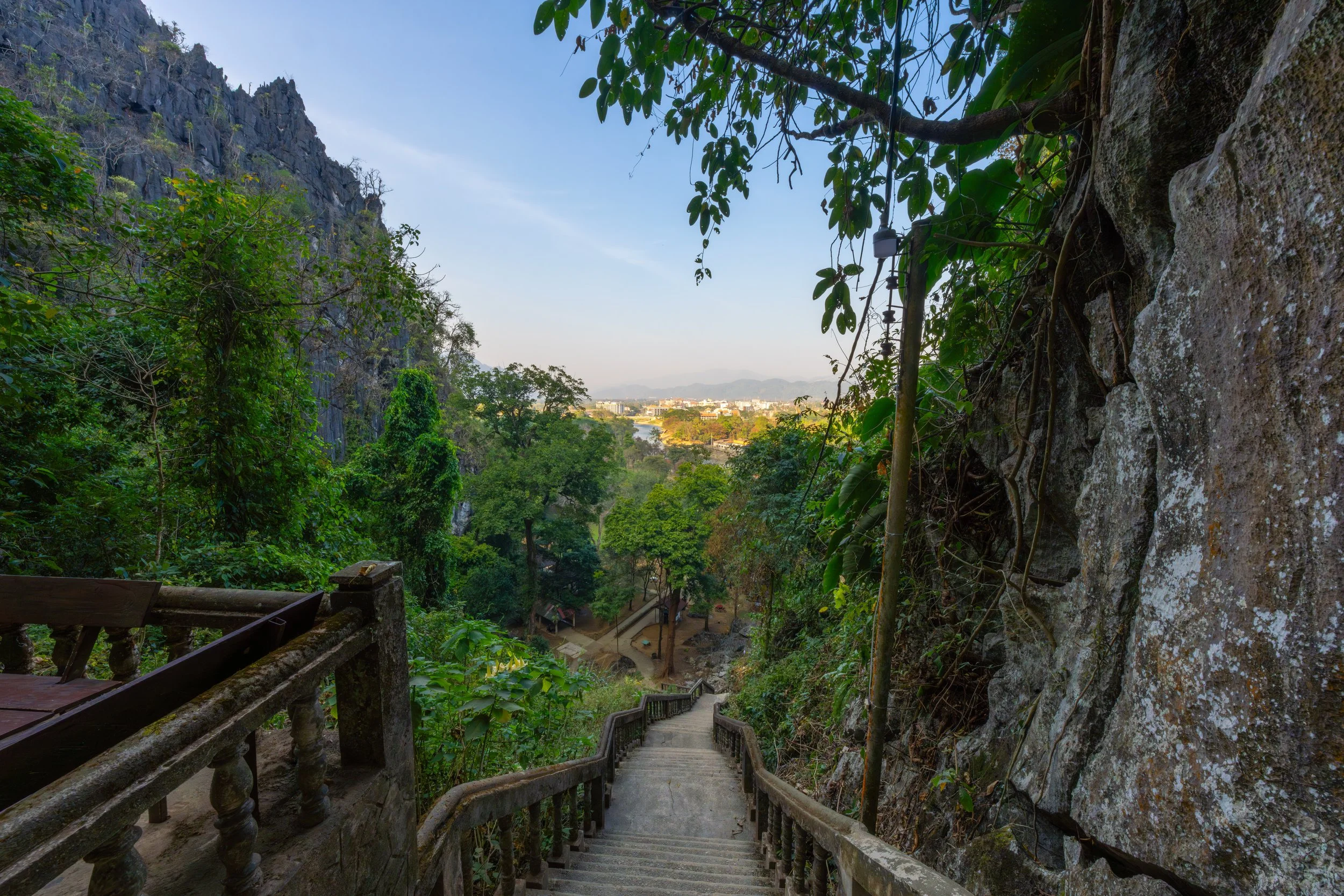 Der erhöhte Zugang zur Tham Chang Höhle bietet weite Ausblicke auf die umliegende Karstlandschaft und das Tal.