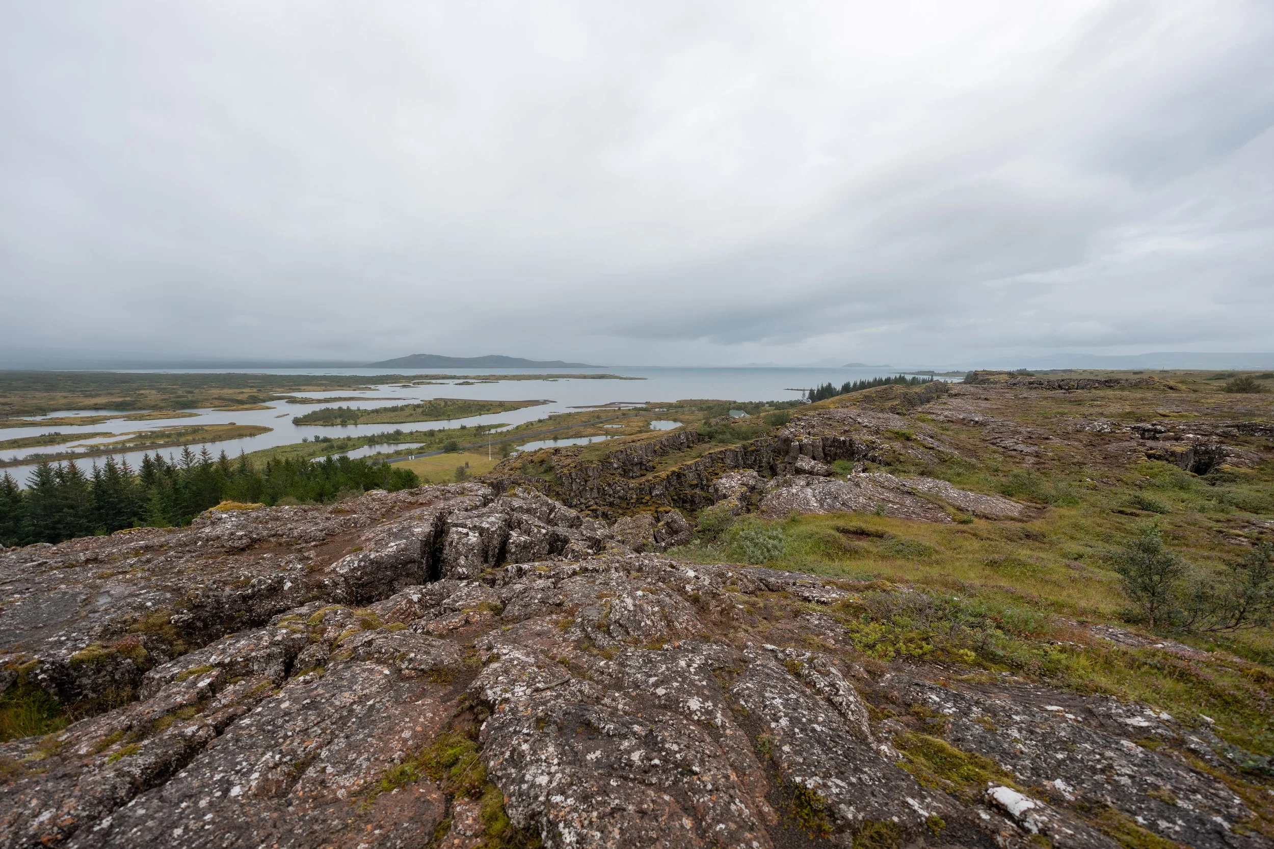 Thingvellir liegt in einer markanten Grabenbruchzone, in der die eurasische und nordamerikanische Kontinentalplatte auseinanderdriften.
