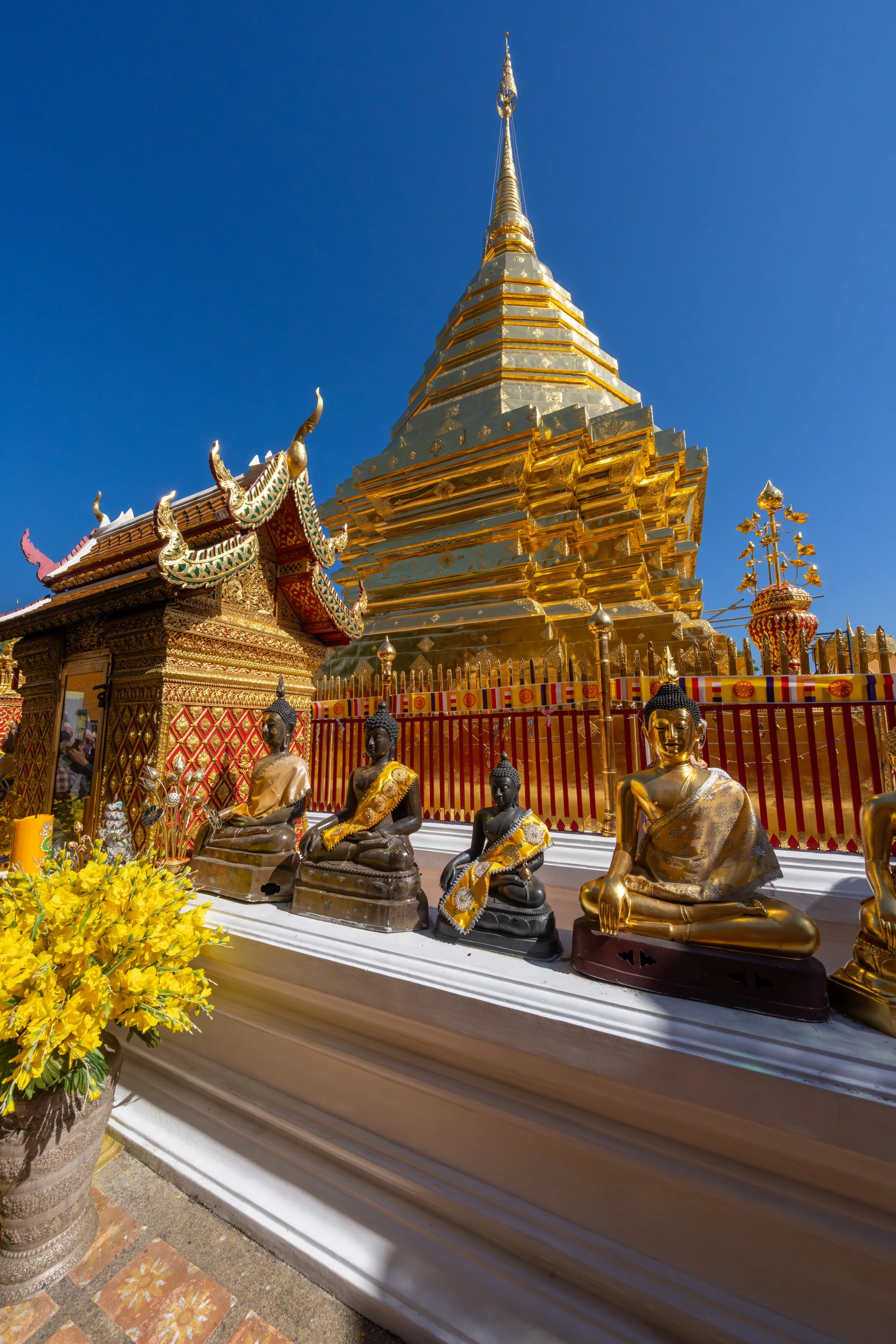 Der goldene Stupa ist das zentrale Heiligtum der Anlage und soll eine Reliquie Buddhas beherbergen, weshalb der Tempel zu den bedeutendsten Pilgerorten Nordthailands zählt.