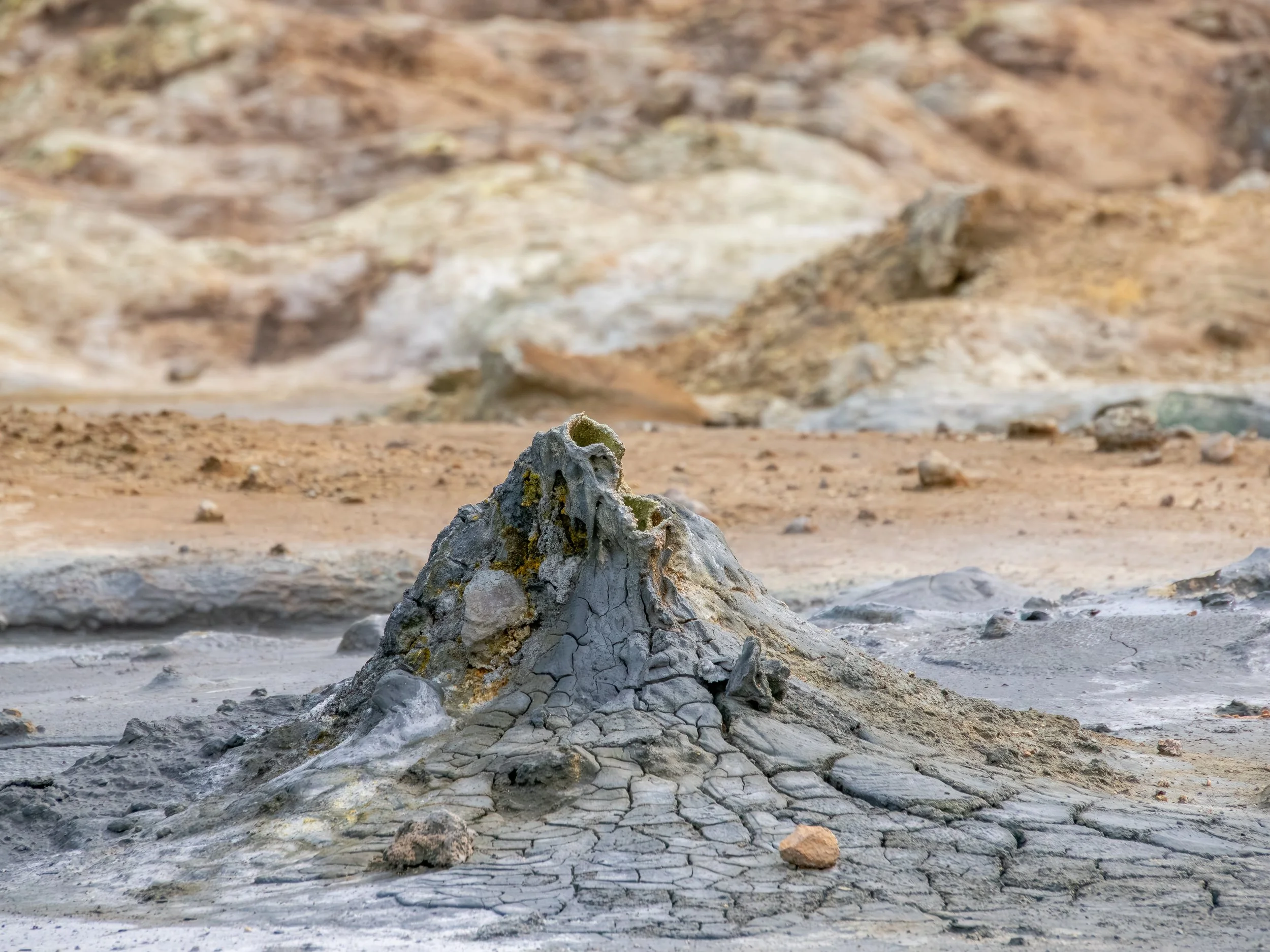 Die stark riechenden Dämpfe stammen aus tiefen Erdschichten, in denen Wasser durch vulkanische Hitze erhitzt und chemisch verändert wird.