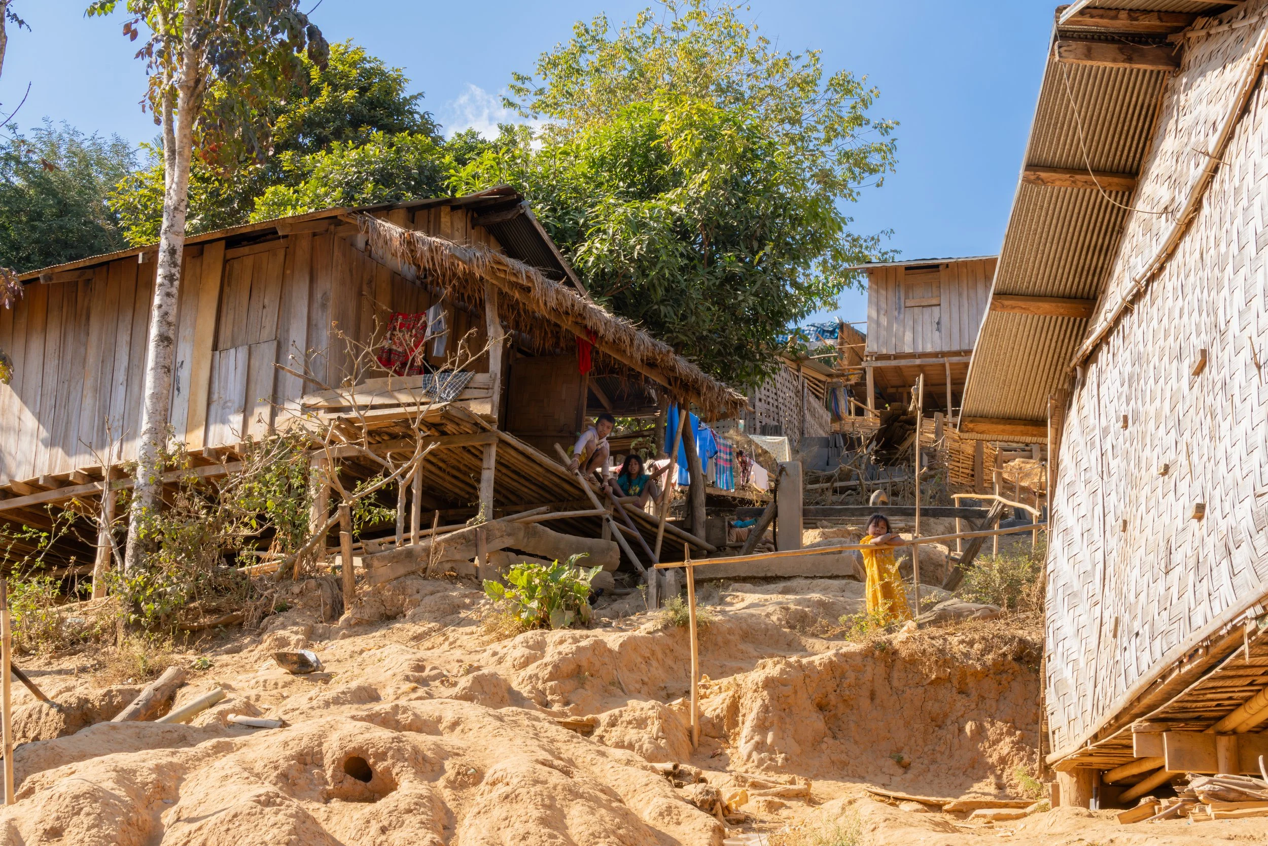 Zwischen Stelzenhäusern, Reismörsern und geflochtenen Körben wird sichtbar, wie schlicht und zugleich selbstversorgend das Leben dieser Bergvölker organisiert ist.