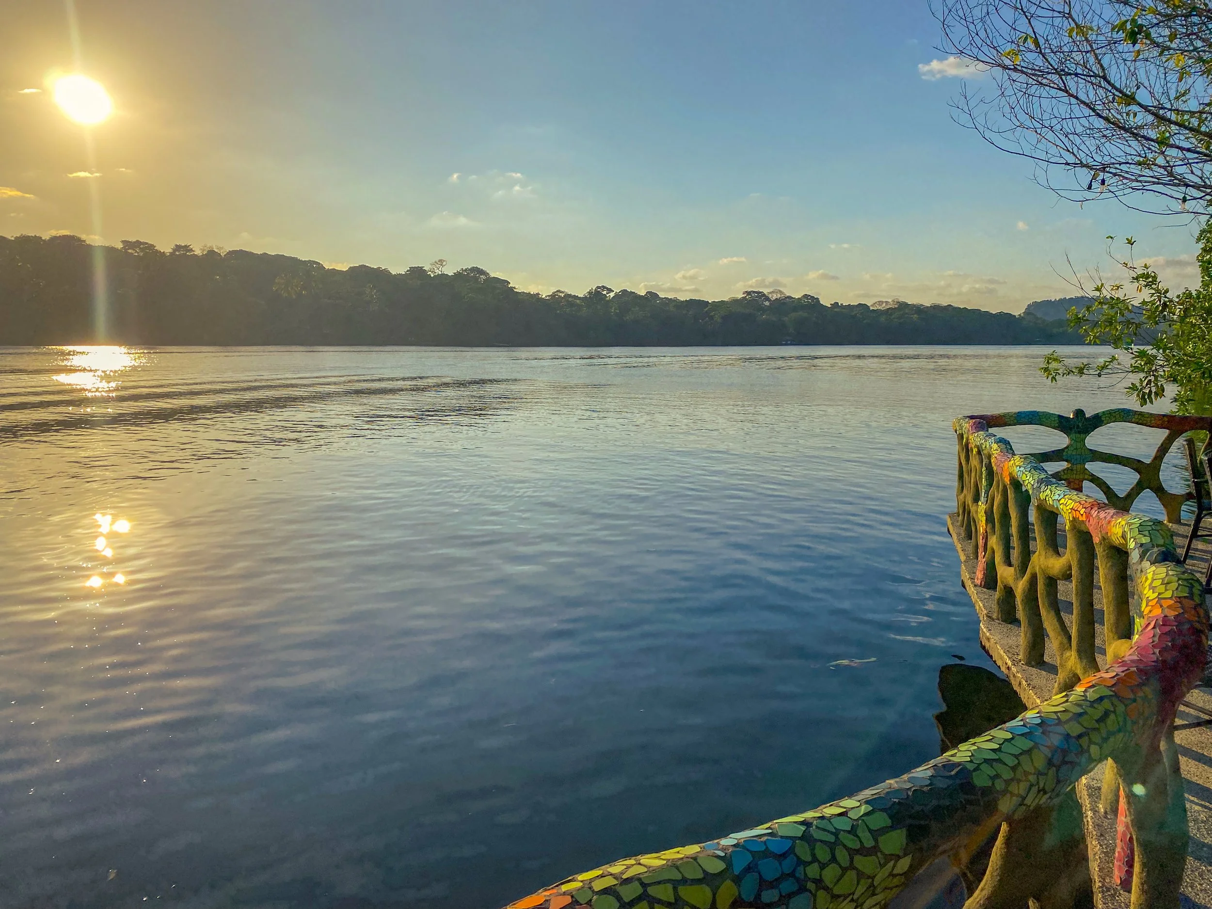 Von Land aus öffnet sich der Blick auf die weitläufige Lagune von Tortuguero, wo sich Regenwald, Wasserflächen und Wolkenstimmung zu einer stillen, tropischen Landschaft verbinden.