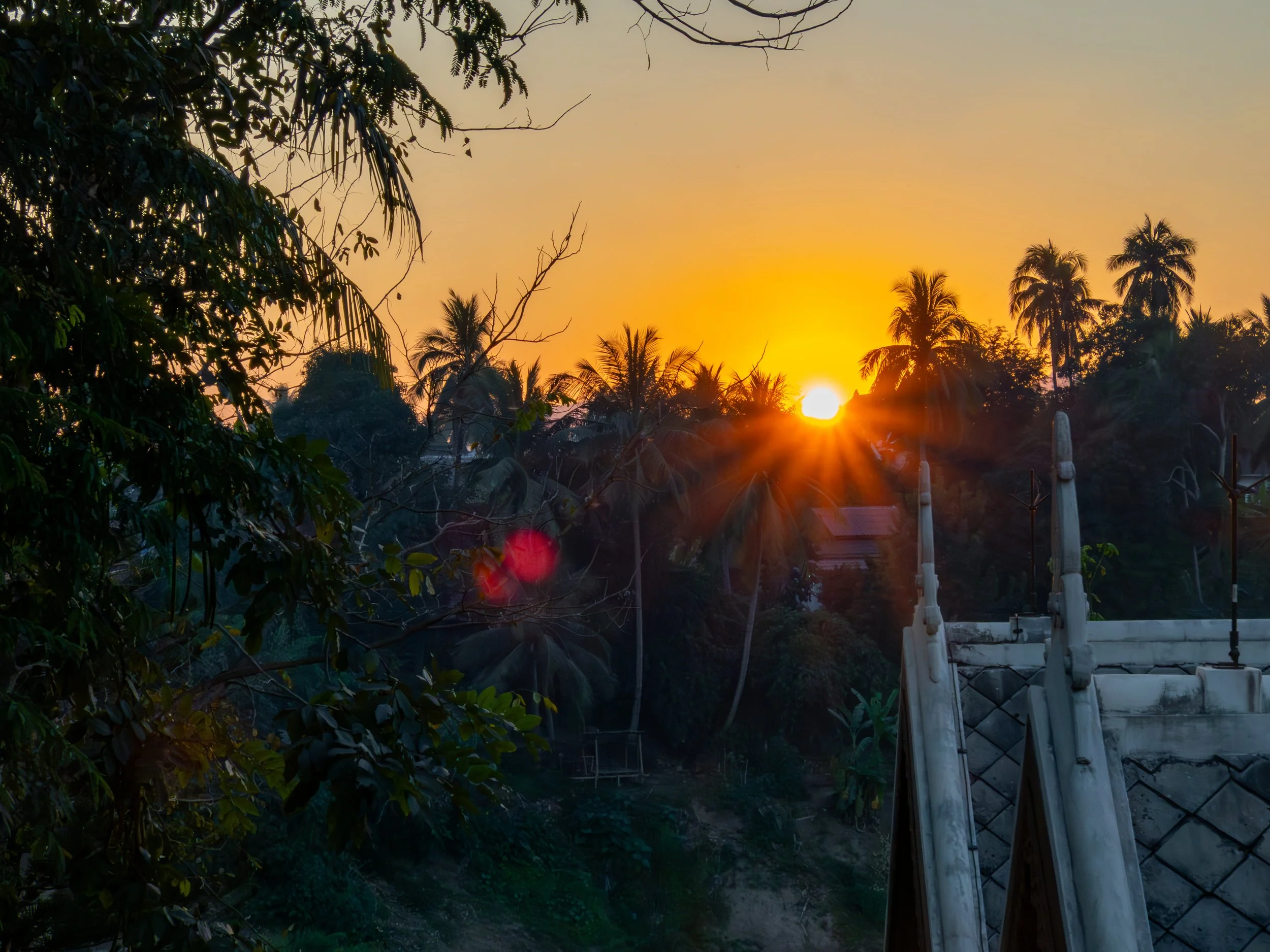 Wenn die Sonne untergeht, taucht warmes Licht die Dächer und Flüsse von Luang Prabang in eine ruhige, fast zeitlose Atmosphäre.