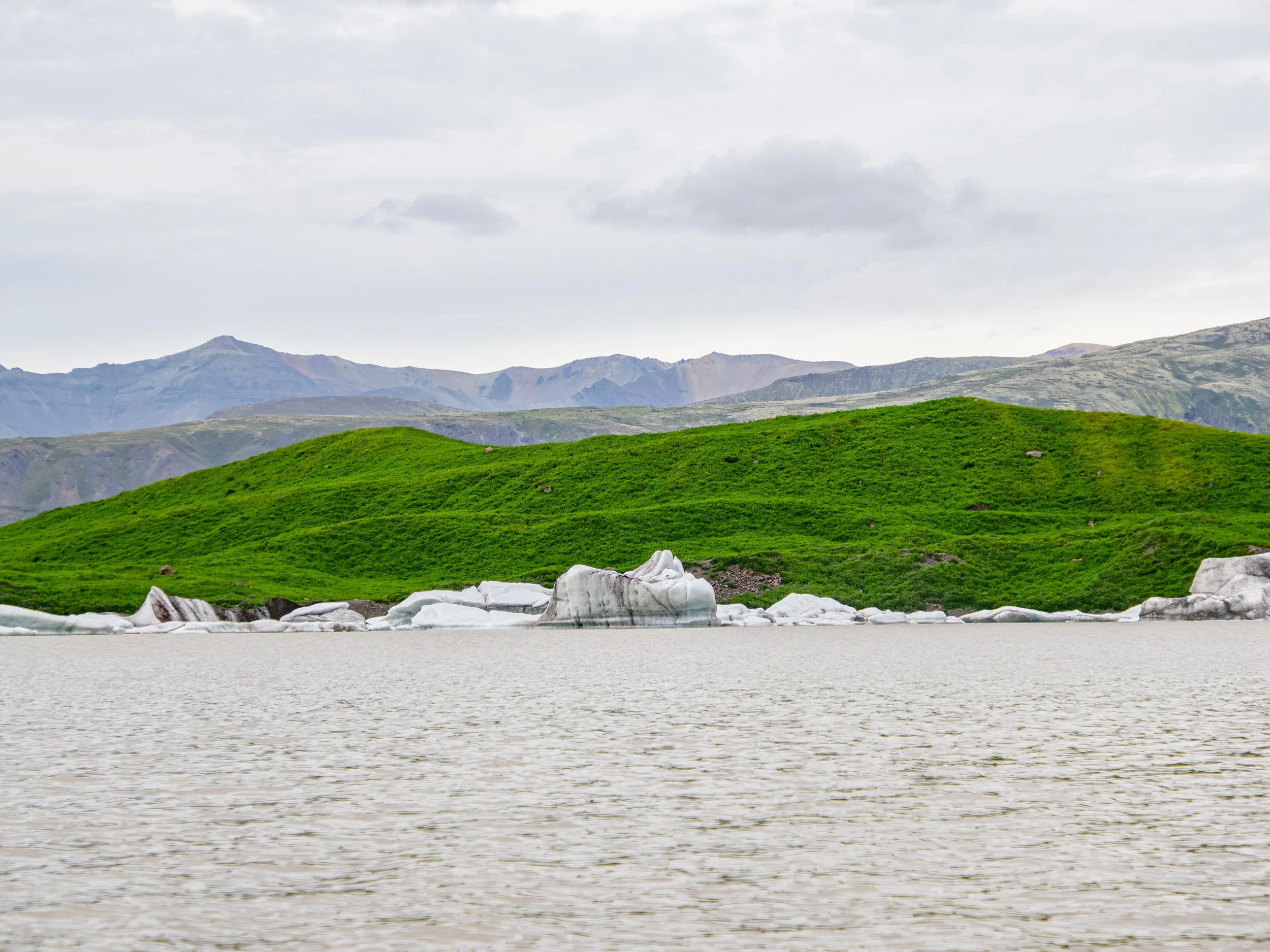 Der Svinafellsjökull gilt als eindrucksvolles Beispiel für die Dynamik und Vergänglichkeit der isländischen Gletscherlandschaften.