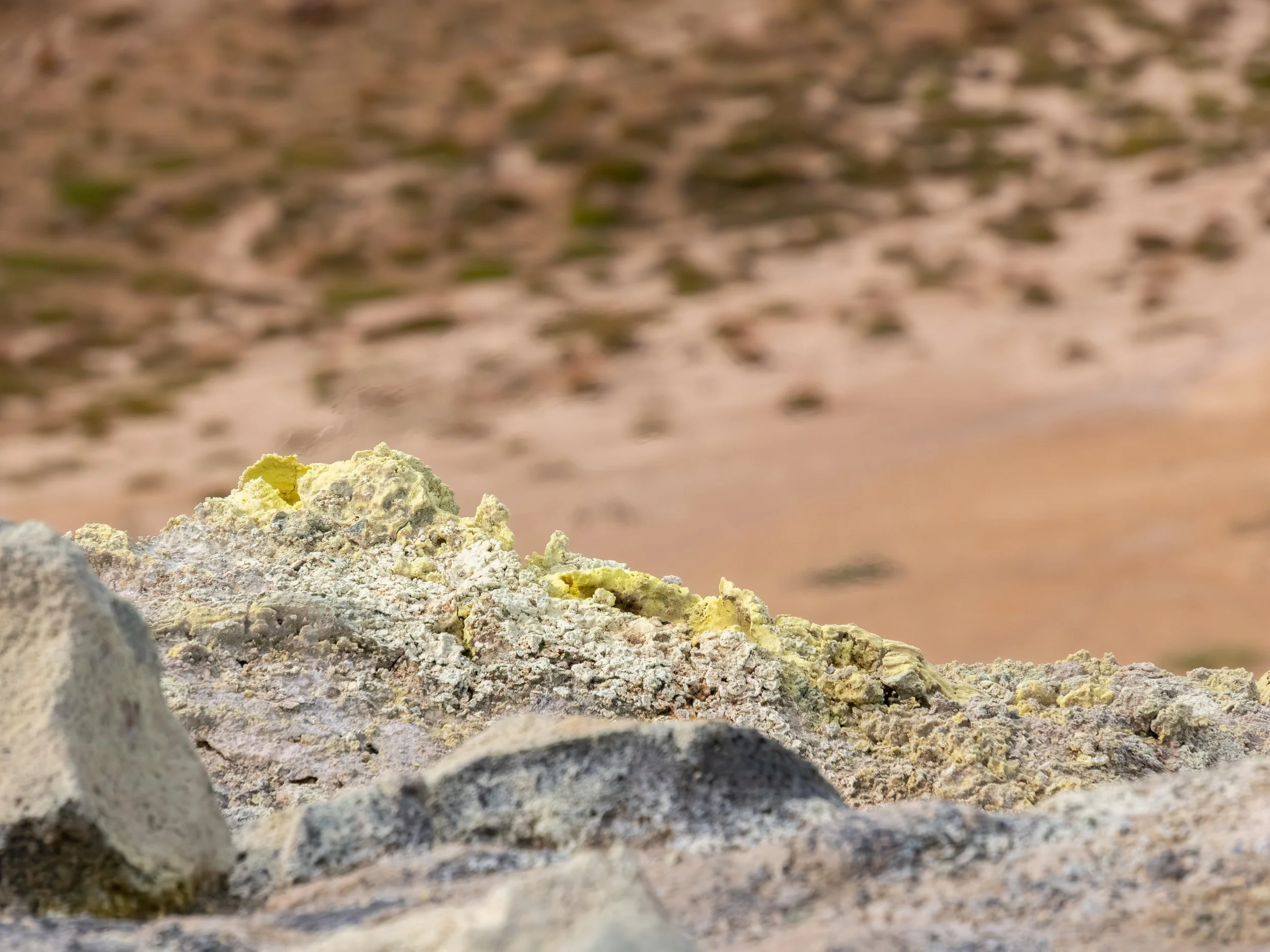 Durch den Austritt schwefelartiger Gase aus dem Untergrund bilden sich über die Zeit durch Austritt und Abkühlung feste gelbe Schwefelablagerungen, welche die Form von Mini-Vulkanen haben.