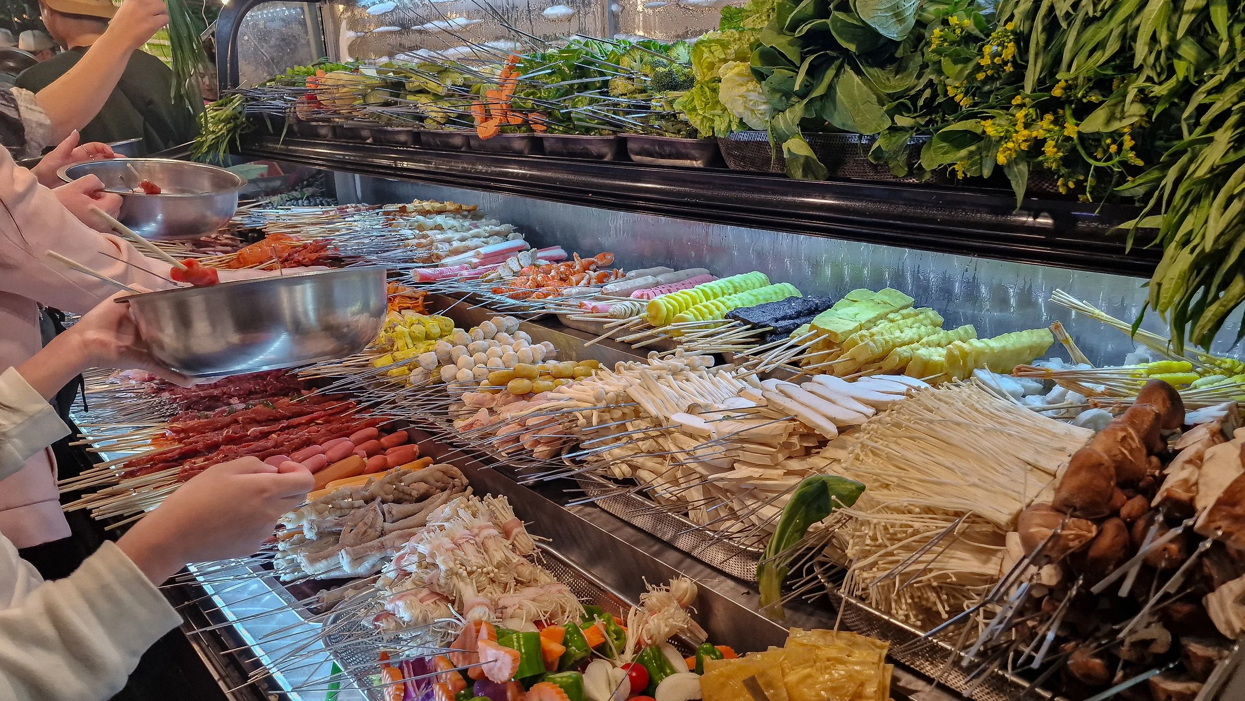 Am Abend verwandeln sich die Plätze in einen farbenfrohen Nachtmarkt mit Handwerkskunst, Textilien und regionalen Speisen.