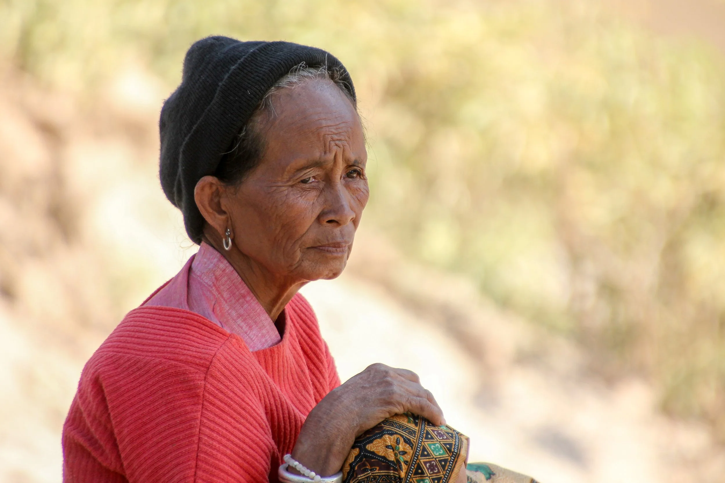 Die vom Leben gezeichneten Gesichtszüge erzählen still von Erfahrung, Tradition und einem Alltag, der eng mit der Region verwoben ist.