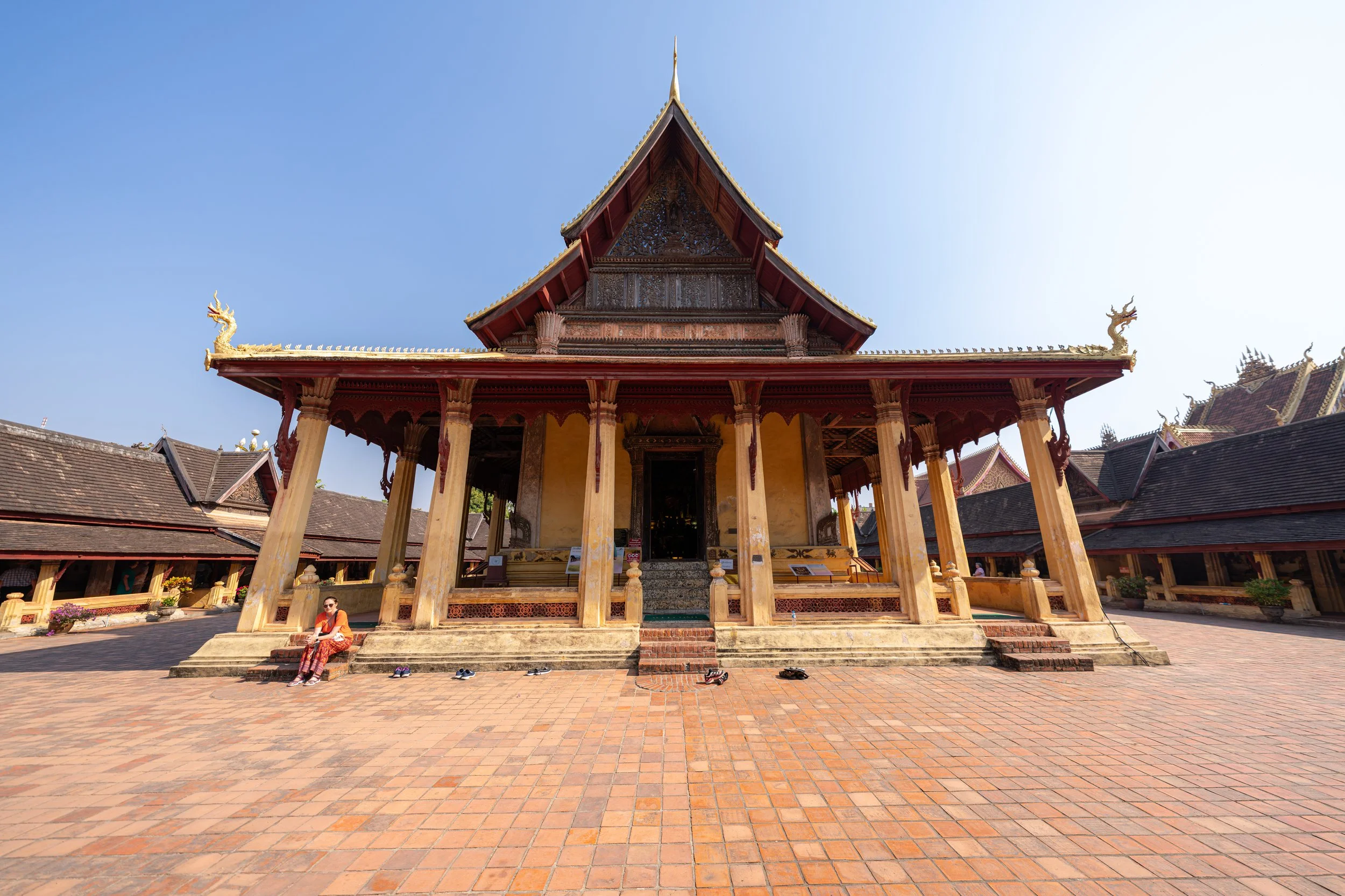Die Architektur von Wat Si Saket zeigt deutliche Einflüsse des siamesischen Stils, was ihn innerhalb der laotischen Tempellandschaft besonders macht.