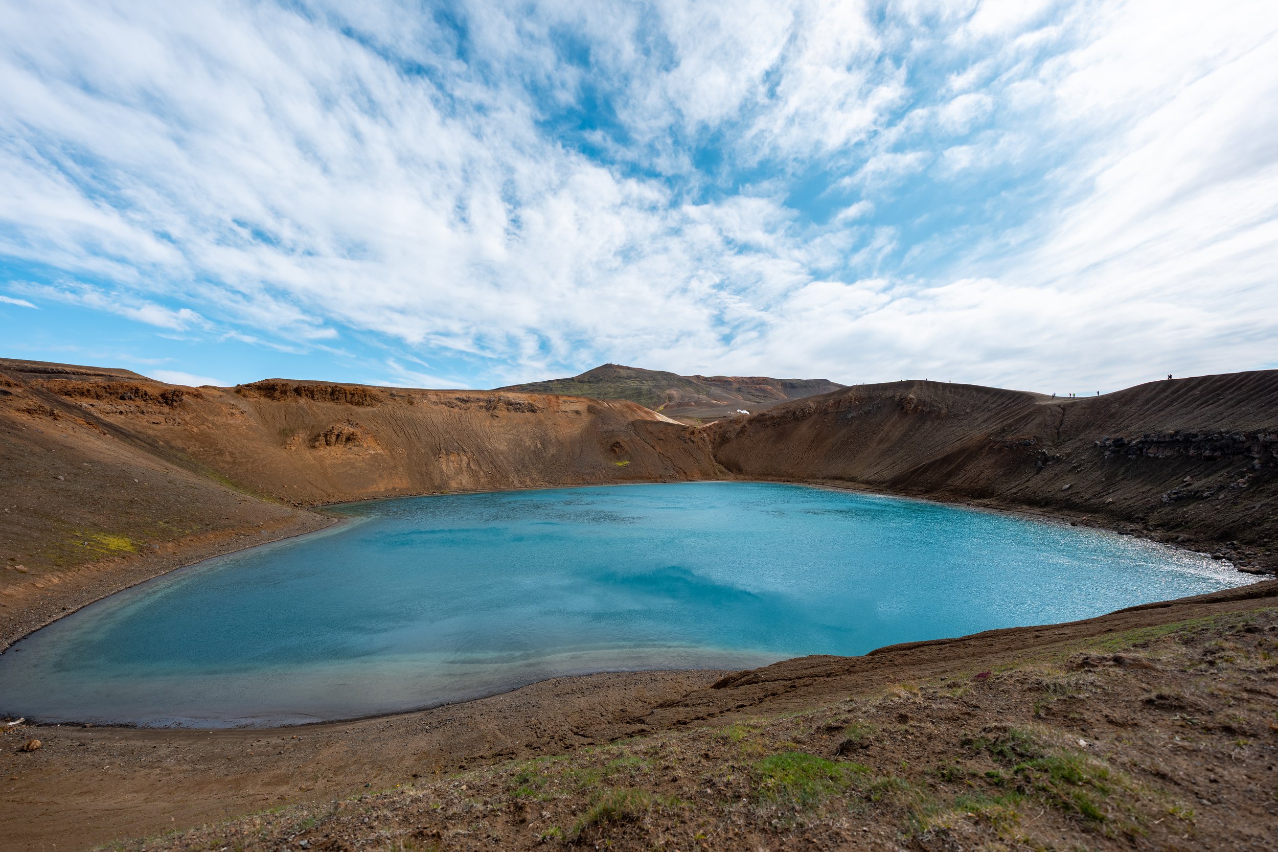 Der Krafla-Krater ist Teil eines aktiven Vulkansystems, dessen Ausbrüche und Lavafelder die Landschaft über Jahrhunderte geformt haben.