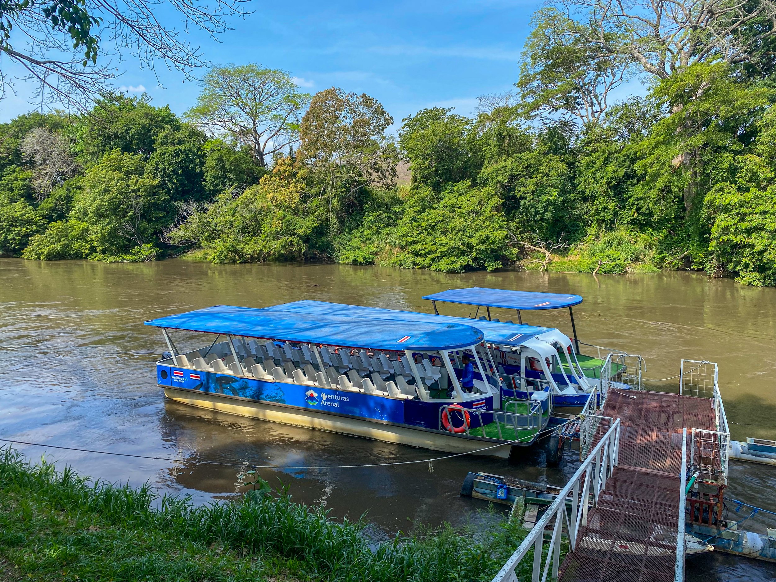 Mit dem Boot lässt sich der Río Bebedero besonders gut erkunden, wodurch viele Tiere aus nächster Nähe beobachtet werden können.