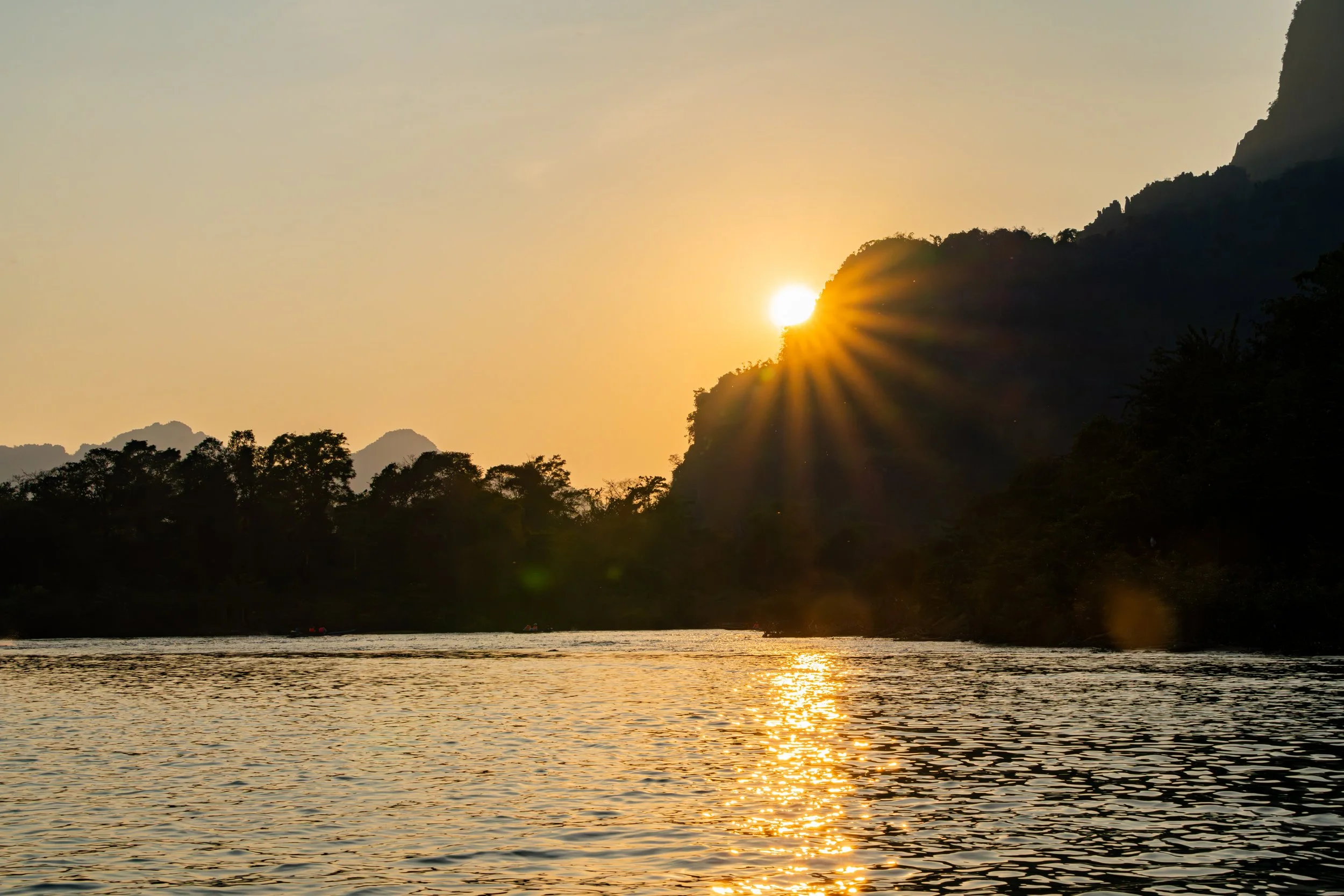 Vom Wasser aus zeigt sich die ruhige Flusslandschaft als wichtiger Teil des alltäglichen Lebens in der Region.