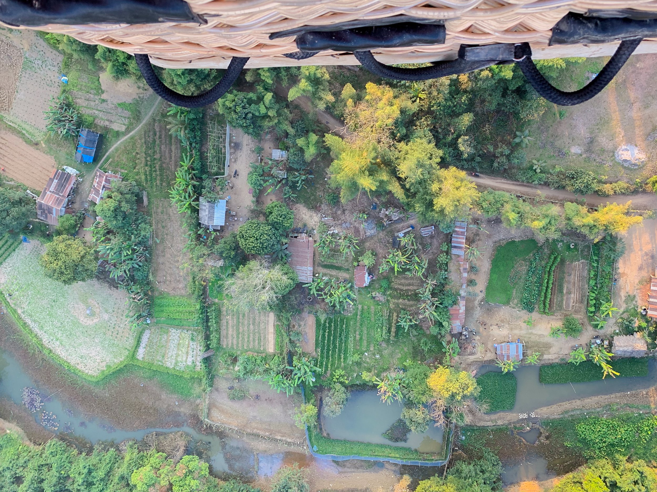 Von oben zeigt sich das mosaikartige Muster aus Reisfeldern und kleinen Dörfern besonders deutlich.