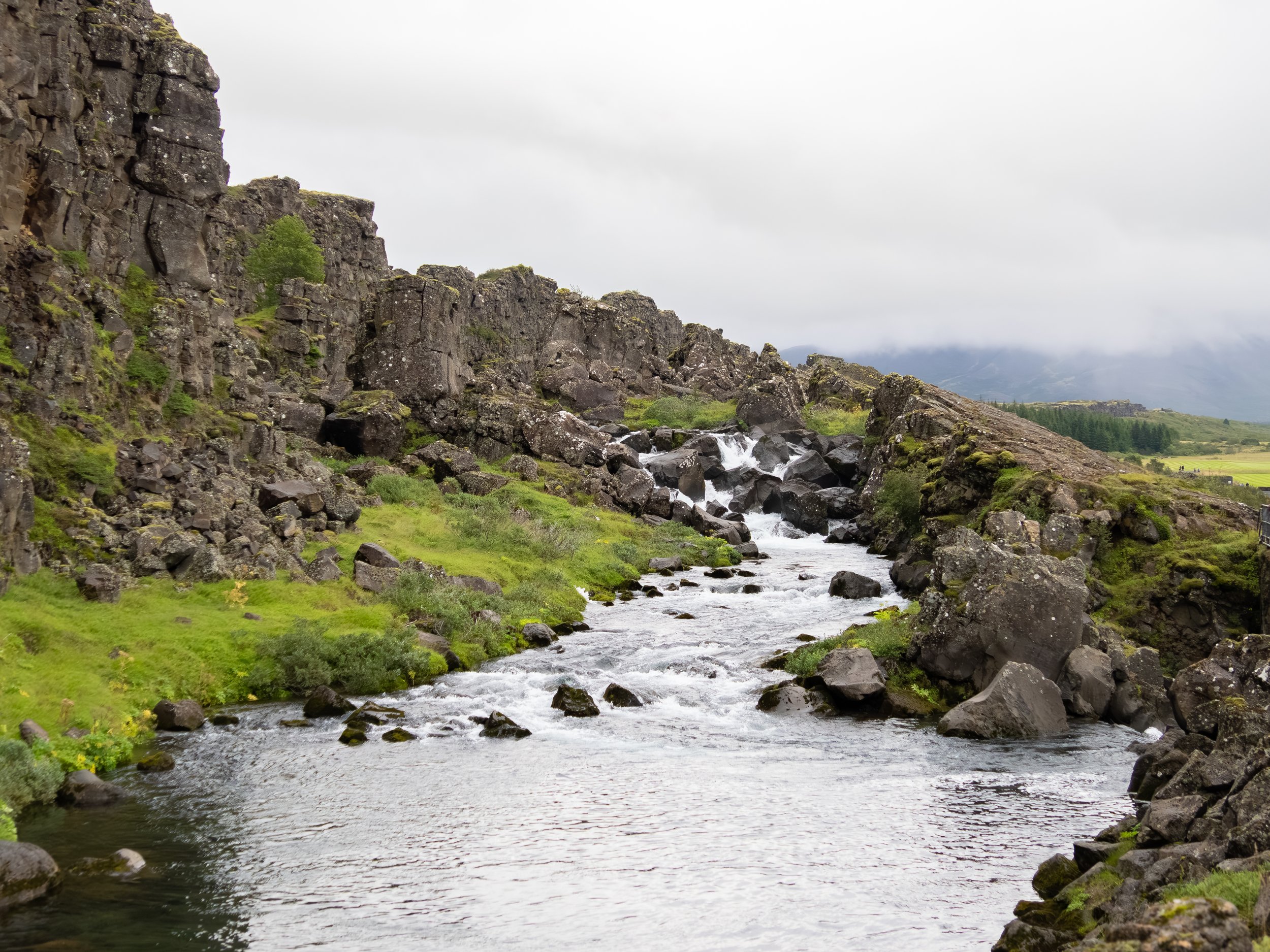 Die klaren Seen und zerklüfteten Felsen zeigen eindrucksvoll die geologische Dynamik der Region und machen Thingvellir zu einem einzigartigen Natur- und Kulturerbe.