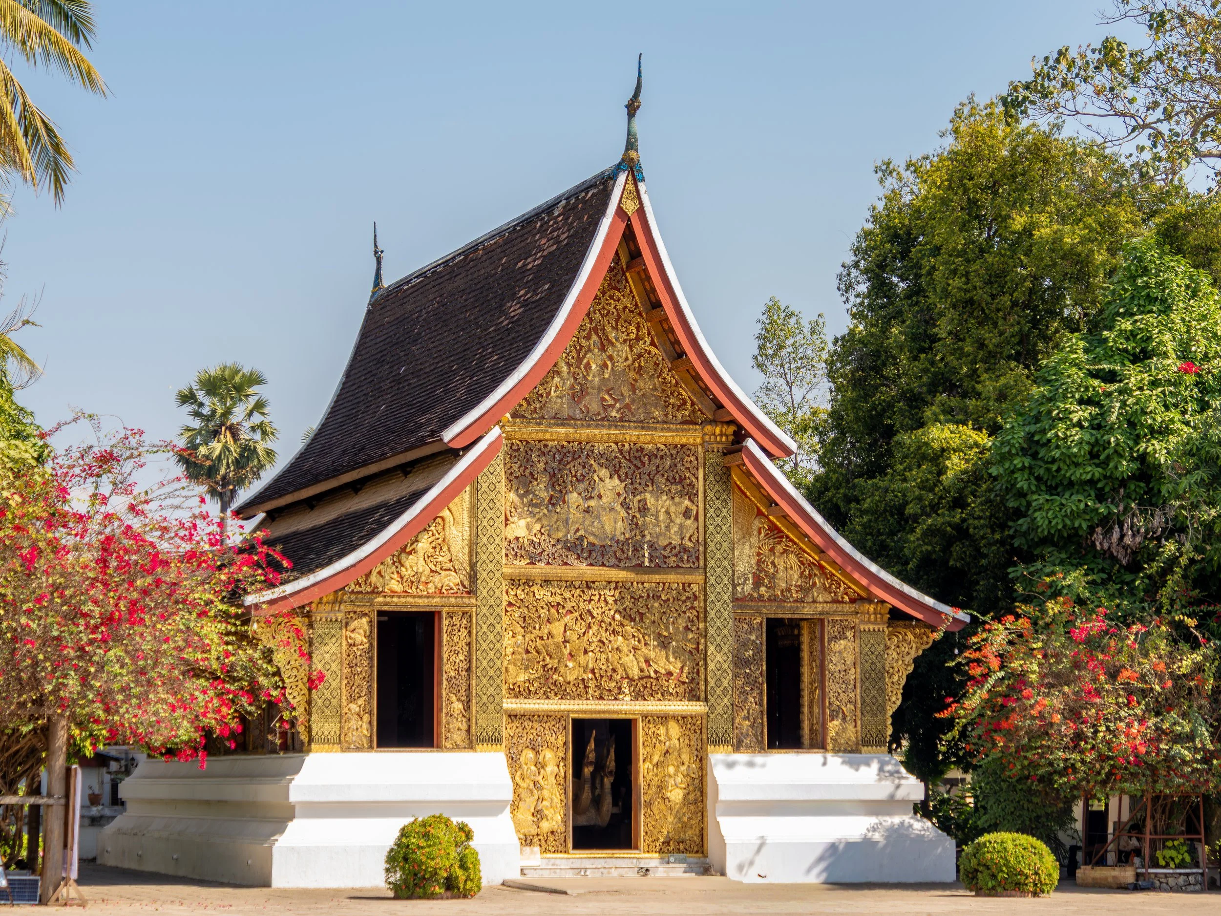 Das Royal Carriage House bewahrt den reich verzierten königlichen Leichenwagen und erinnert an die frühere Bedeutung Luang Prabangs als Königsstadt.