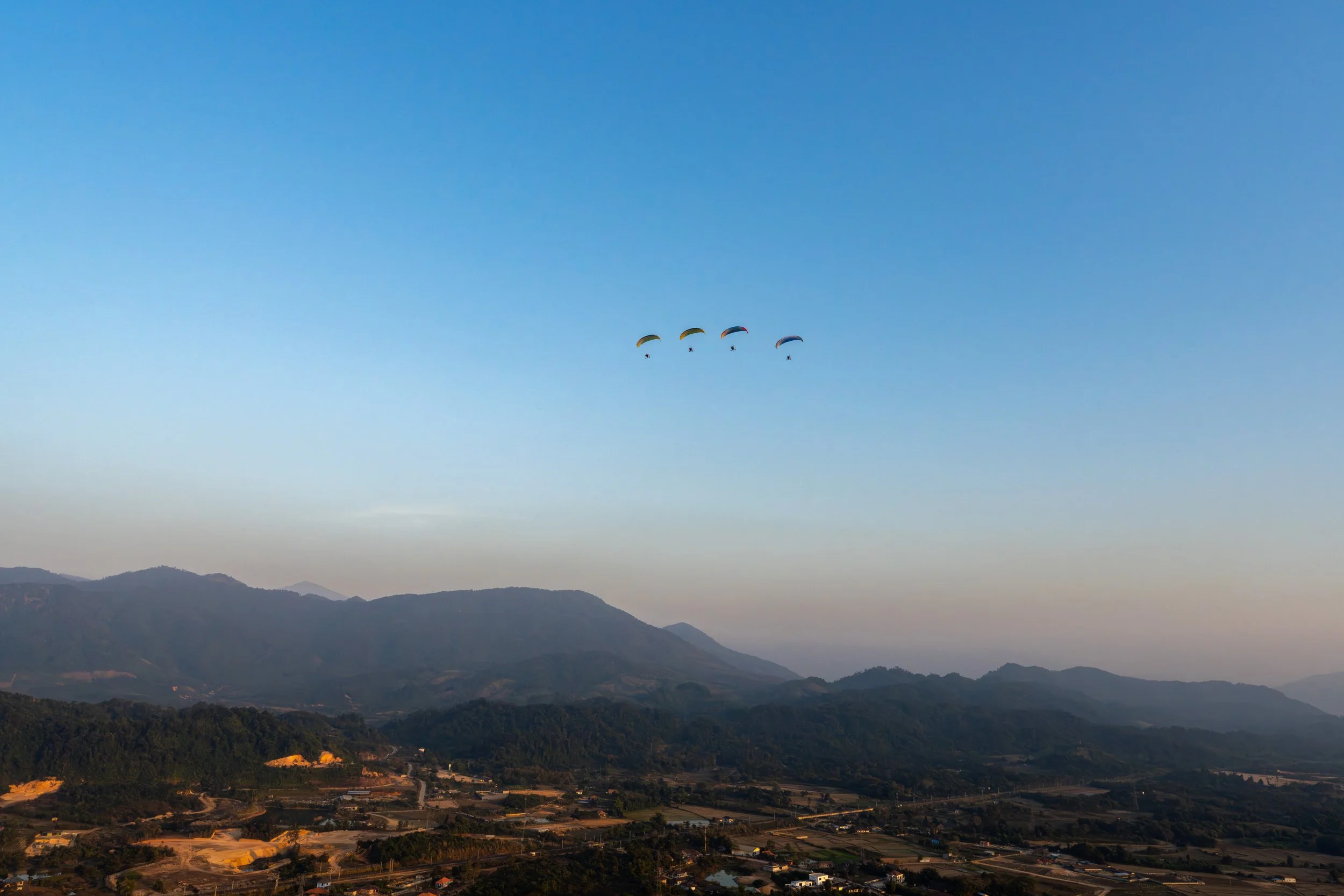 Aus dem Heißluftballon wird die einzigartige Karstlandschaft von Vang Vieng in ihrer ganzen Weite sichtbar.