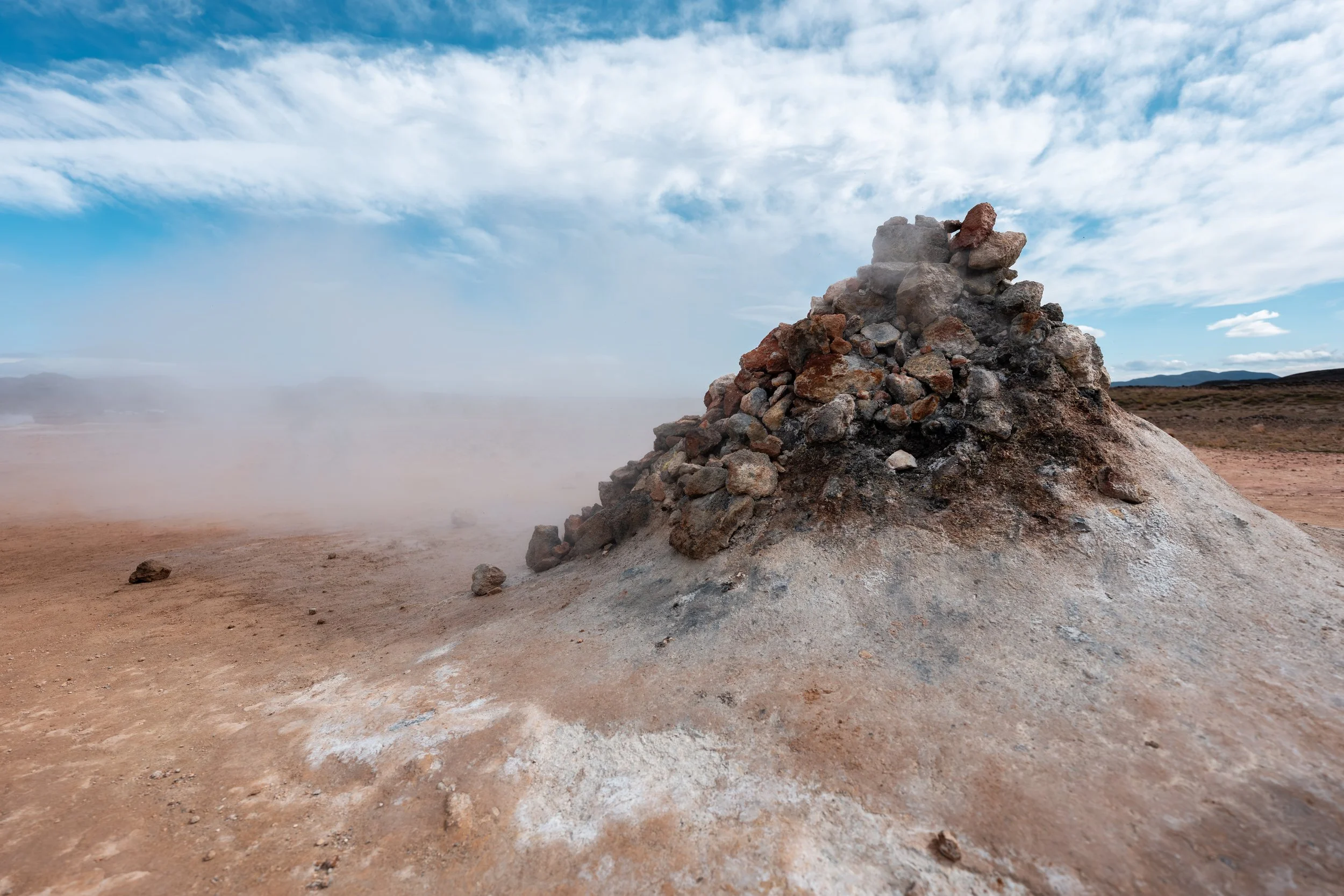 Fumarolen entstehen dort, wo heißer Wasserdampf und Gase durch Risse im Gestein entweichen und umliegende Steine dauerhaft erhitzen.