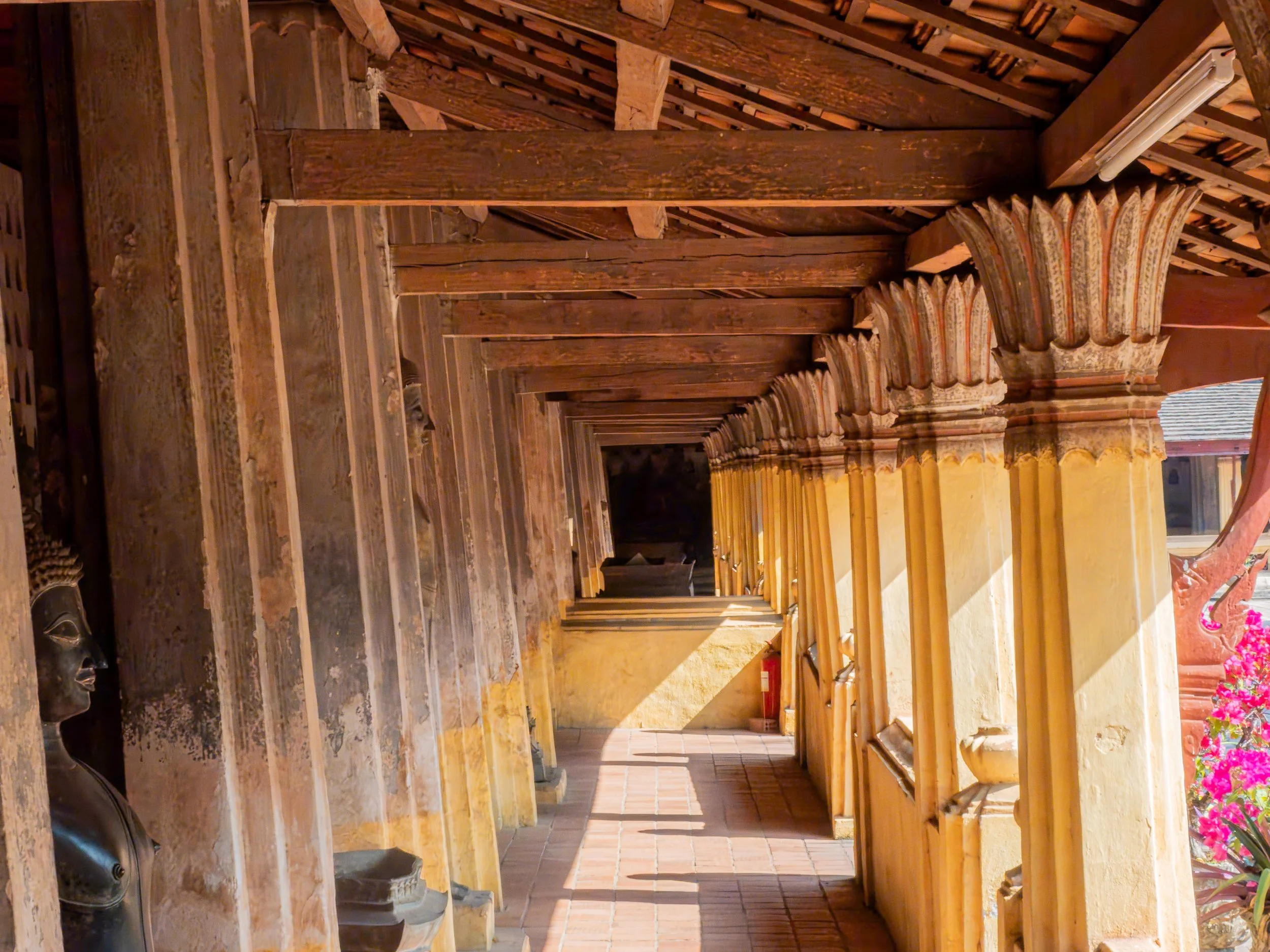 Die Anlage ist bekannt für ihren umlaufenden Kreuzgang mit tausenden kleinen Buddhafiguren, die ihre besondere religiöse Bedeutung unterstreichen.