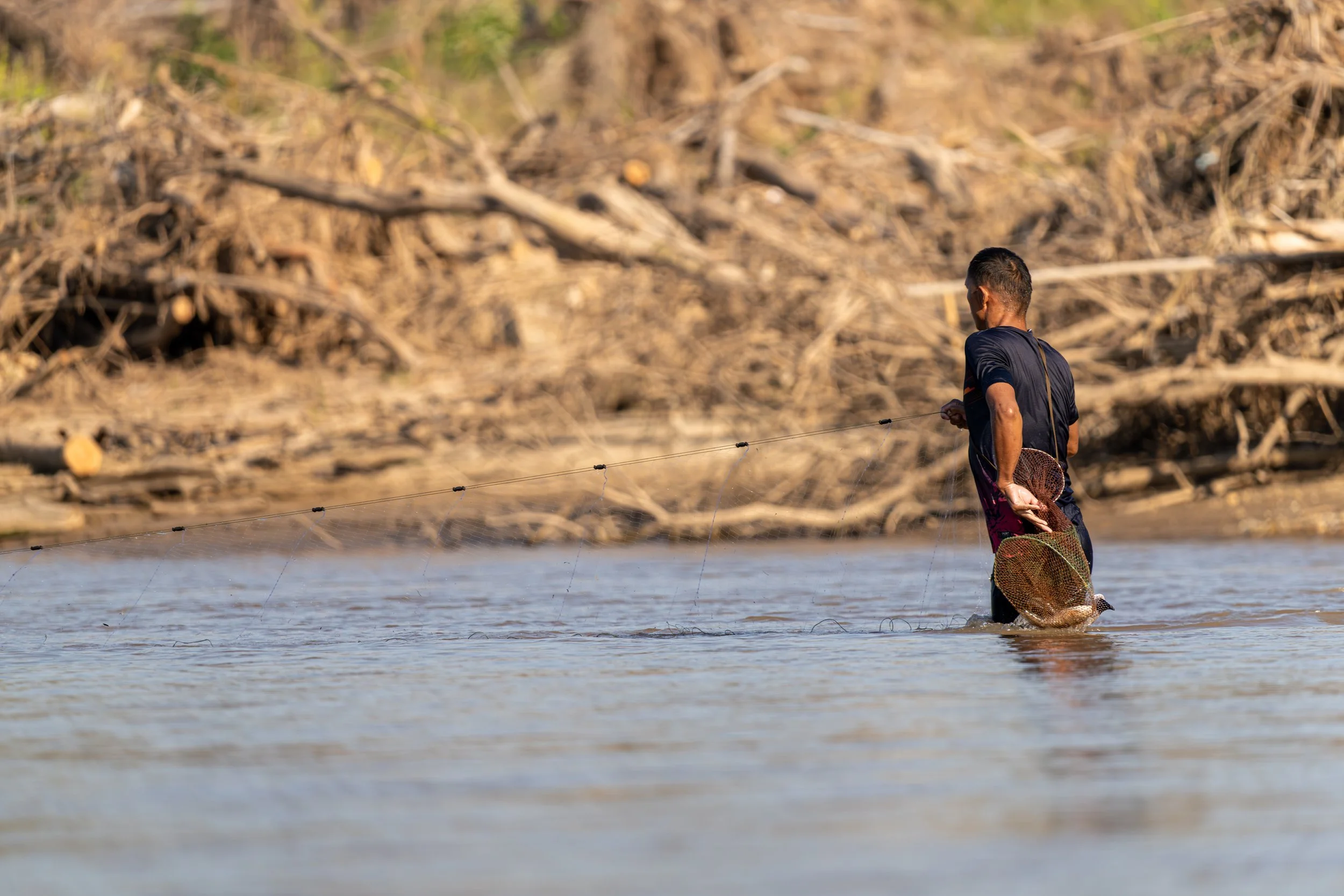 Die Fischer auf dem Mae Nam Kok versorgen die Region mit Nahrungsmitteln und erhalten zugleich eine jahrhundertealte Tradition, die das kulturelle und wirtschaftliche Leben entlang des Flusses prägt.