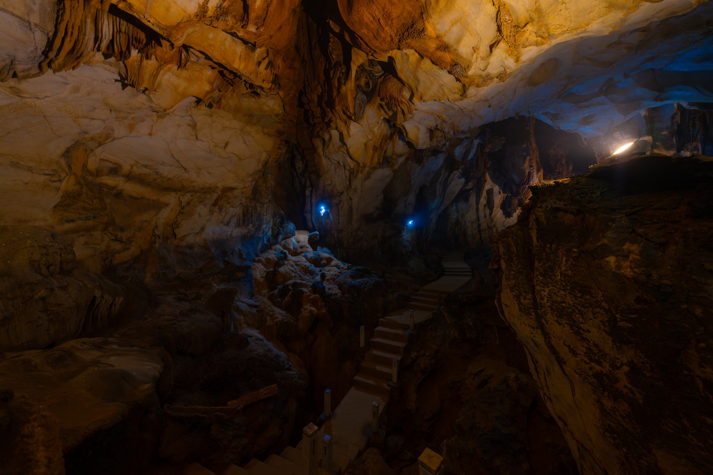 Tham Chang verbindet geologische Besonderheiten mit kultureller Bedeutung und ist ein beliebtes Ziel in der Region.