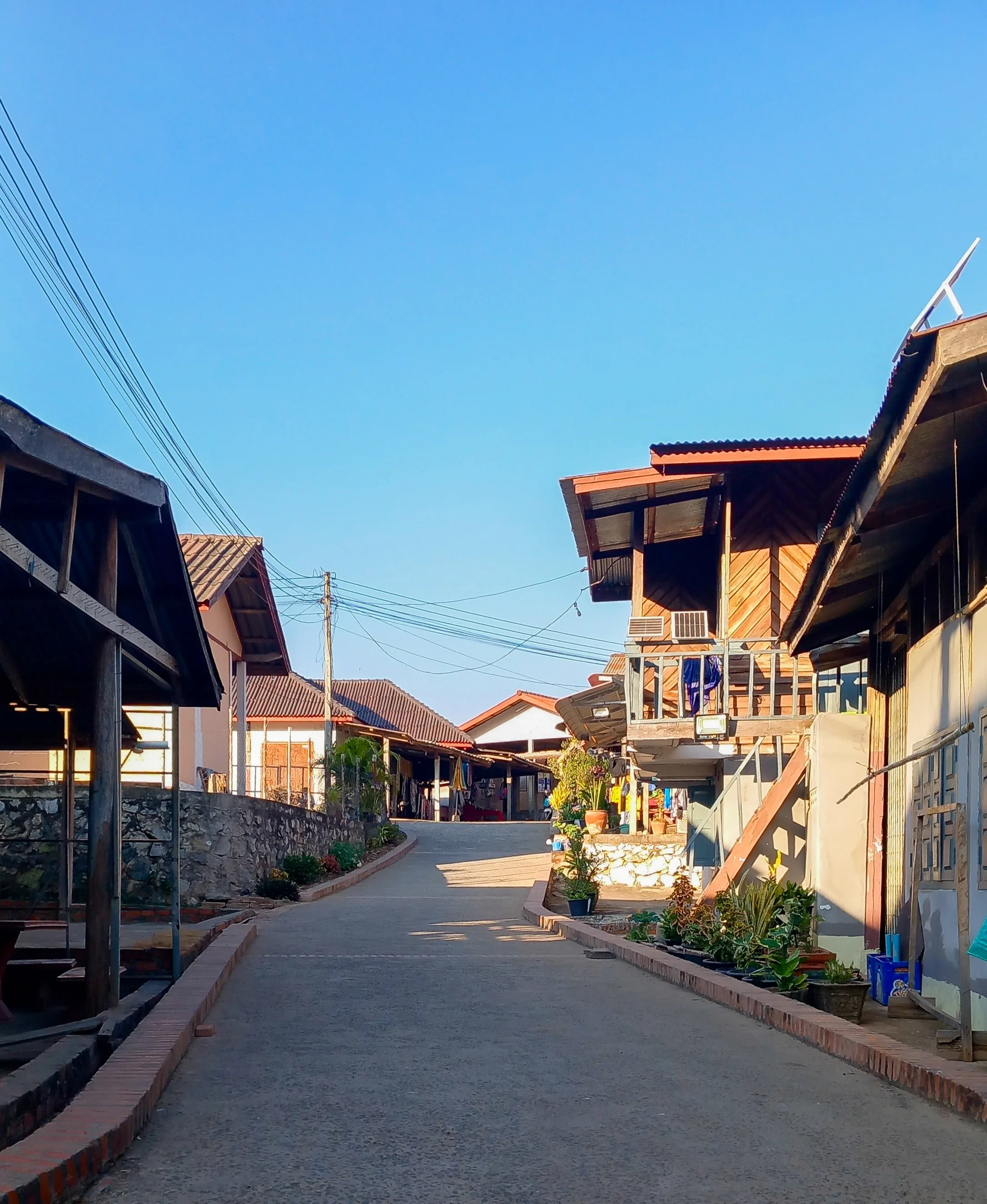 In den schmalen Gassen verbinden sich koloniale Architektur und buddhistische Tradition zu einer stillen, fast zeitlosen Atmosphäre.